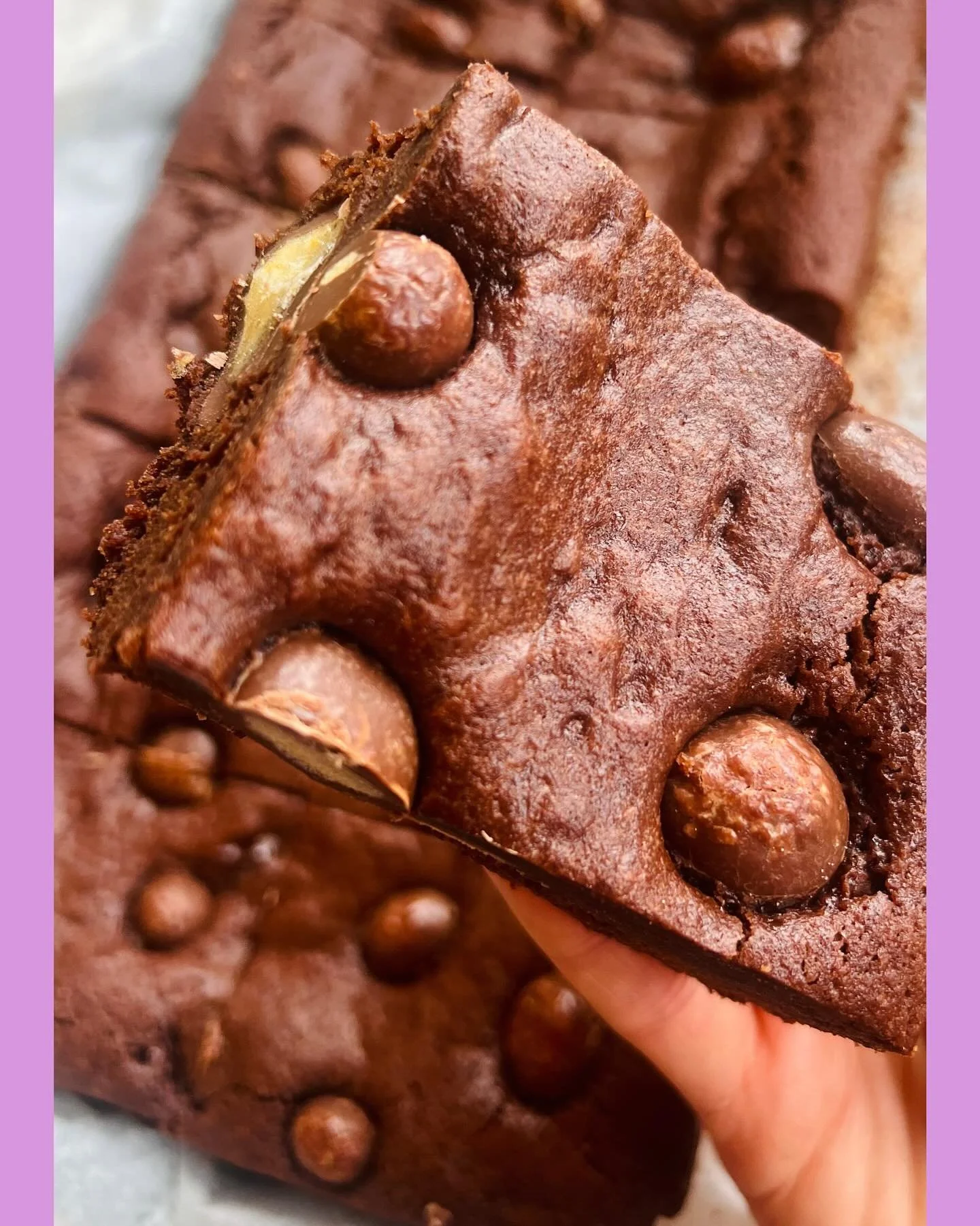 We&rsquo;re buzzin&rsquo; over the crunch in these brownies.. Chocolate + Honeycomb - could there BEEEE a better pairing? 🌝🌝🌝🍫🐝✨