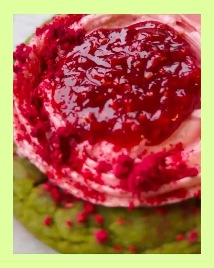 Cold days call for cookies&hellip; Matcha + Raspberry Cream Cheese to be exact 🍵🍪✨🌝 Tart berries, velvety cream cheese + earthy and sweet green tea vibes&hellip;the perfect treat to curl up with on a wintery day! 🫵🏼❄️💚🍪