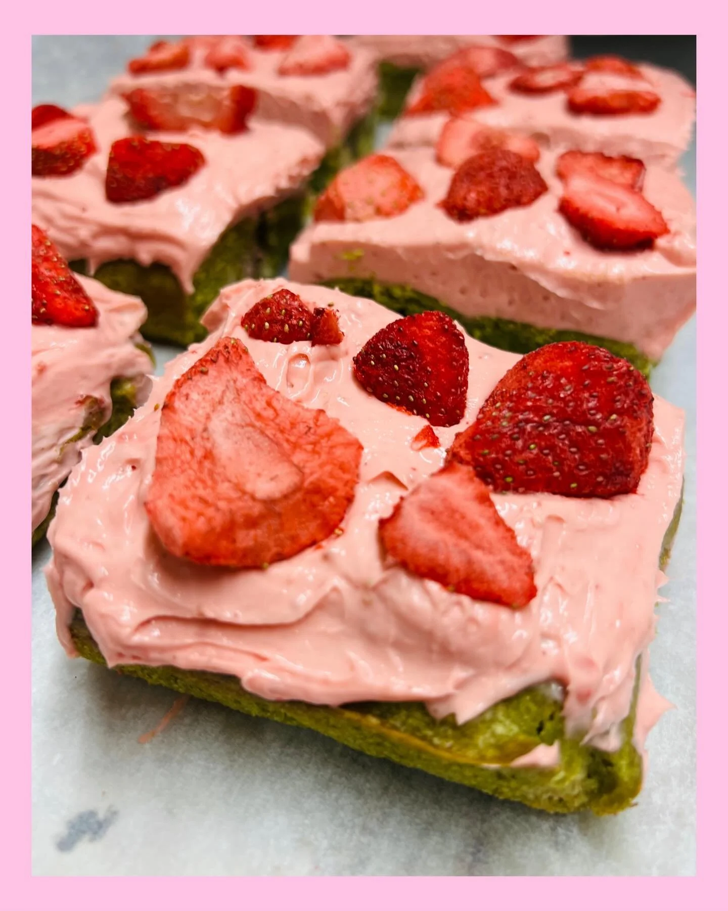 Long time no post&hellip; but how could we not on a day this sunny!! 😍☀️✨

Matcha Strawberry Cream Cheese Blondies are BACK this weekend 💚🍓 &amp; Tiramisu Blondies are sticking around too&hellip; 👍🍫🌝 Also some new bun flavours dropping Fri&ndas