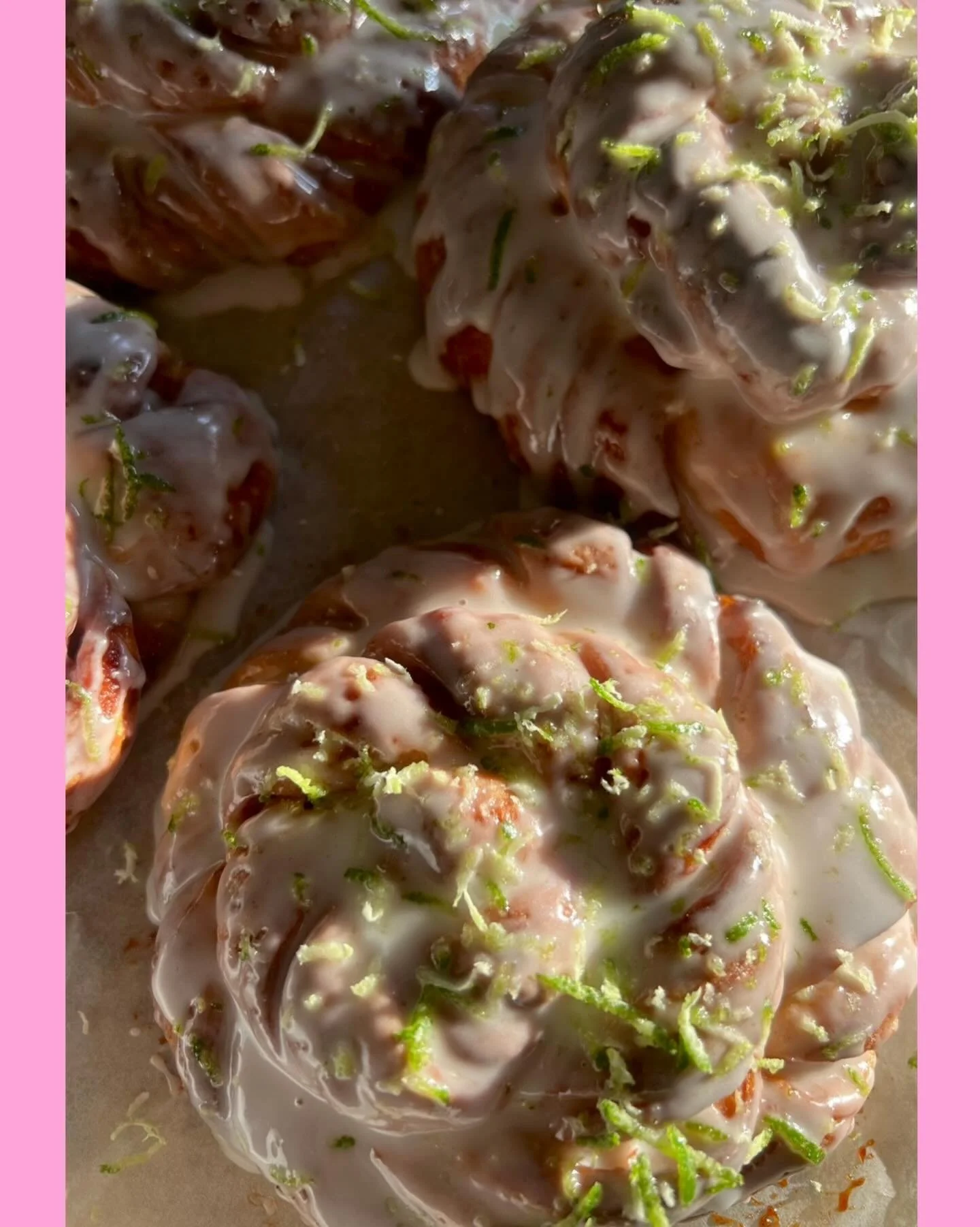 Zest meets sweet in the best way 👍🏼🍋✨
Sweet chewy cinnamon twists with a limey twist that cut right through the sugar rush.. 👀👀👀 let&rsquo;s gooooo! Available (always) on the menu&hellip; from Fri - Sun 🌝🥨✨