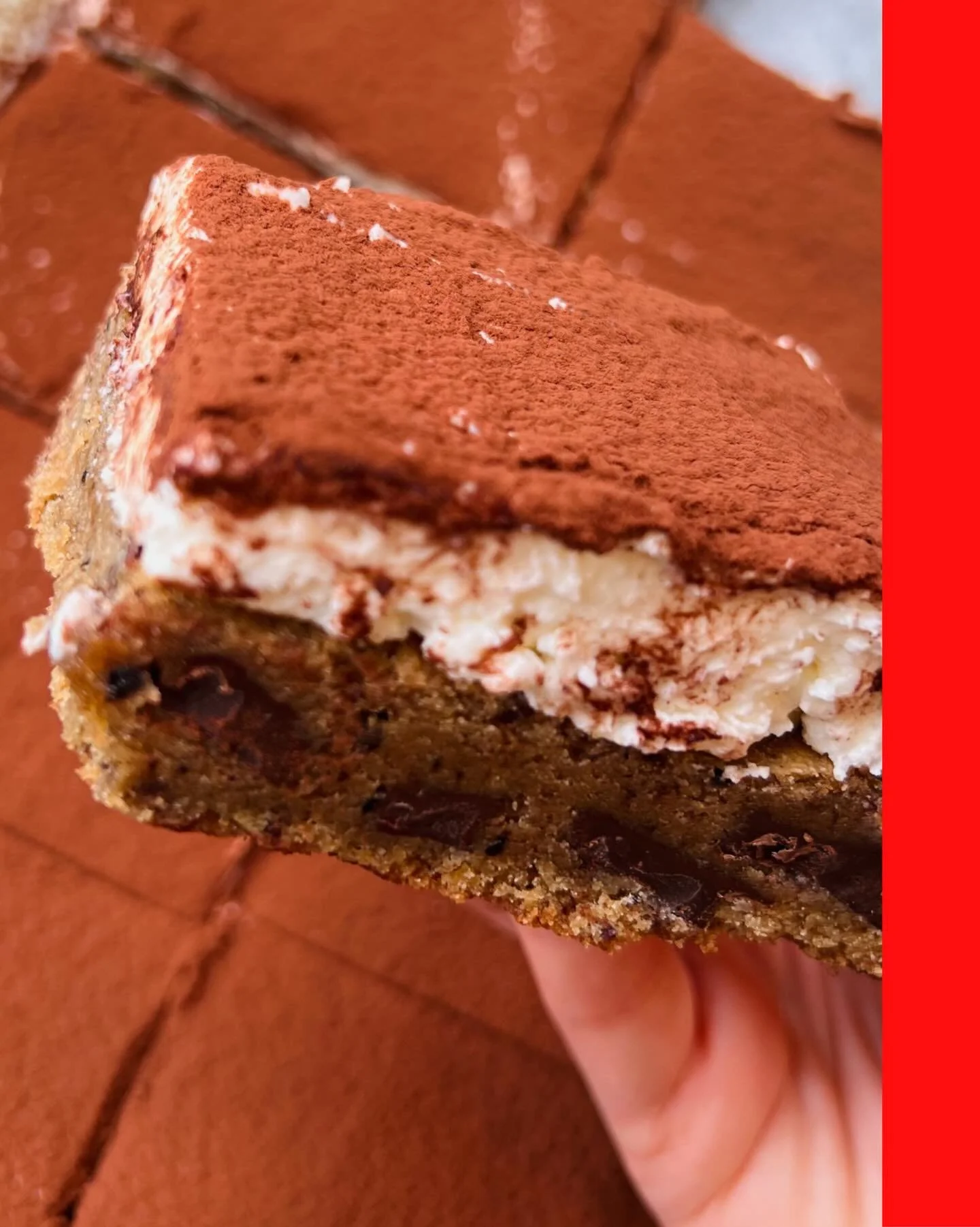 Tiramisu, but make it blondie 😏✨
 Fudgy, chewy and packed with single-origin dark chocolate..laced with an espresso hit &amp; topped with a thick and creamy (&amp; not too sweet) mascarpone layer that melts on your tongue.. 🤤☕🍫

Sharing is highly 