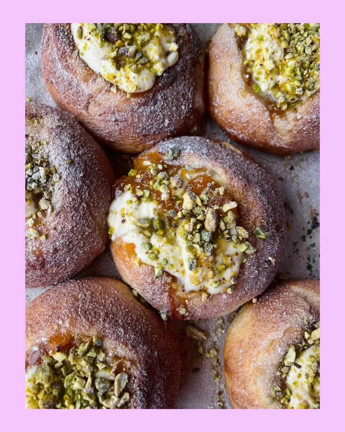 New 👀🧡 Apricot Pistachio Mascarpone buns.. 
Sweet apricot slices nestled into a silky vanilla custard, baked until perfectly soft and fragrant. Finished with a sweet apricot preserve, a sprinkle of crunchy pistachios and swirls of rich mascarpone c