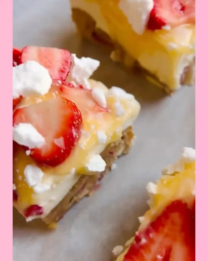 Morning folks! 👋🏼👋🏼 We&rsquo;ve got something super fresh for youuuuu - Strawberry Lemon Curd Meringue Cream Blondies 🍓🍋🌝✨ Fresh, creamy, zesty, chewy.. it&rsquo;s the perfect treat for this sunny Saturday! 🤜🏼🤛🏼🌞👀 

Open today 11am-3:30p