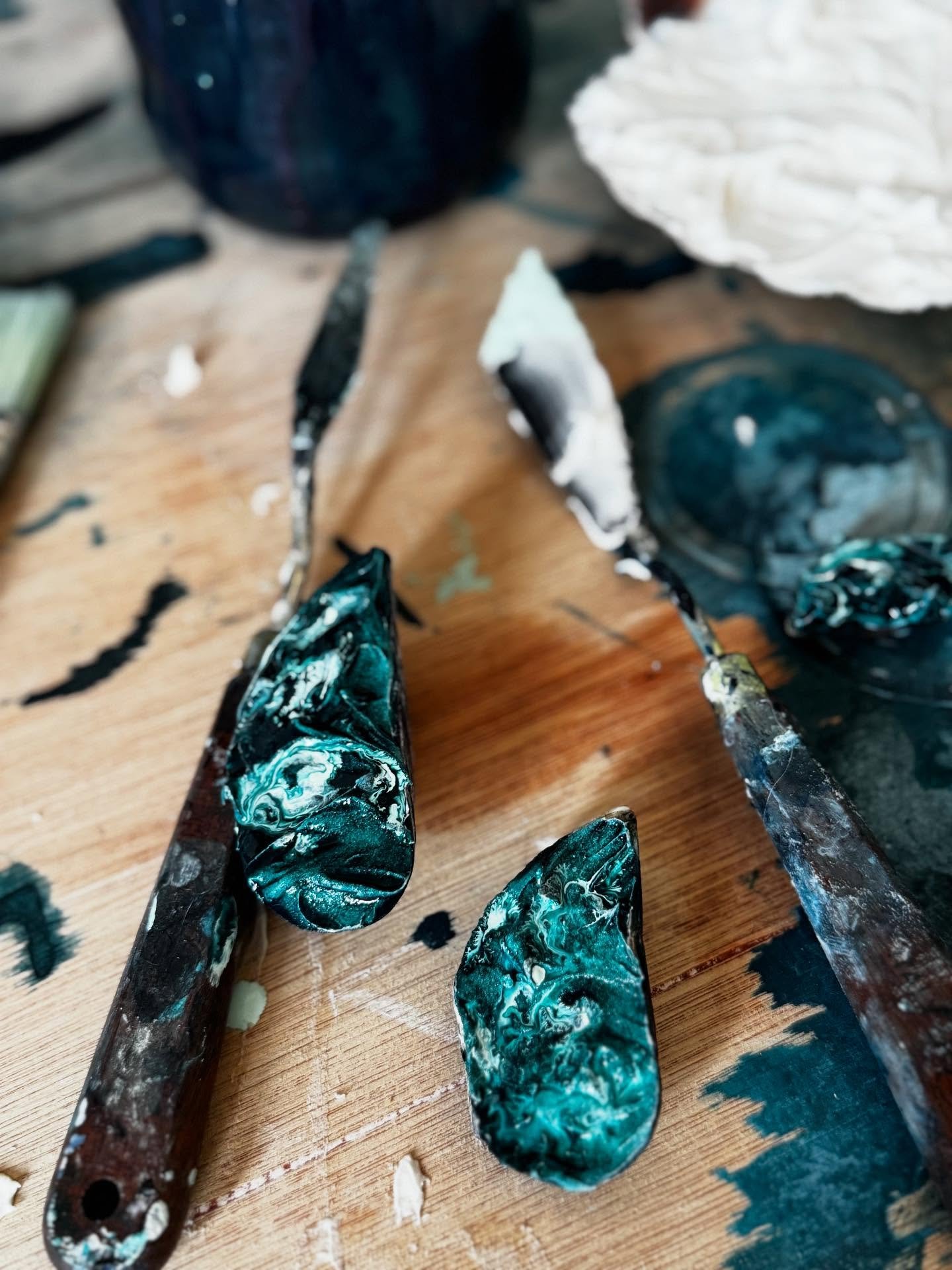 Little mussel shells become fragments of the ocean: each one like a tiny ear, listening to the hush of the tide, whispering salty secrets, asking you to listen and protect 🌊 

Perfect opportunity to say that &laquo;&nbsp;Ocean&nbsp;&raquo; the new d