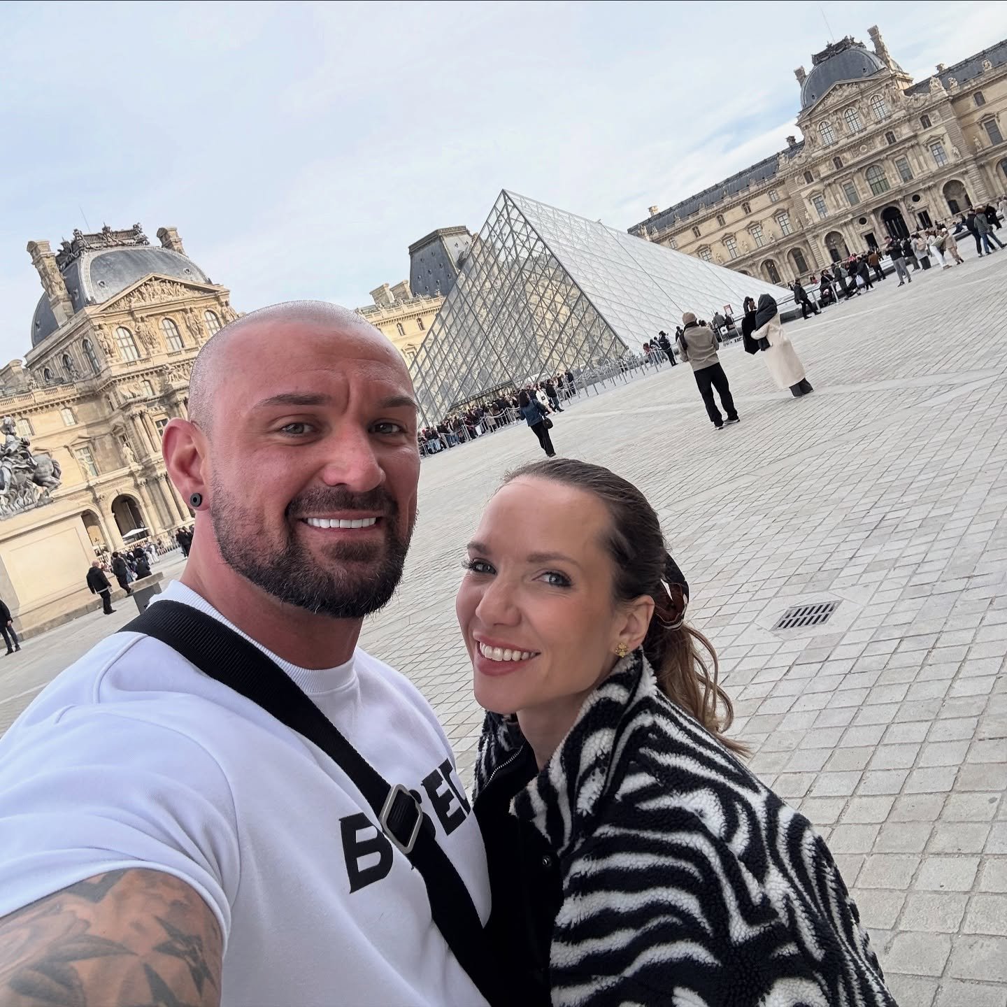 24h in Paris 🇫🇷 with @joshbluefitness to celebrate 2 years married 🤍❤️

Loved every minute of our whirlwind getaway &hellip; now homeward bound to our fur babies ❤️🤍

#paris #romantic #anniversary #love