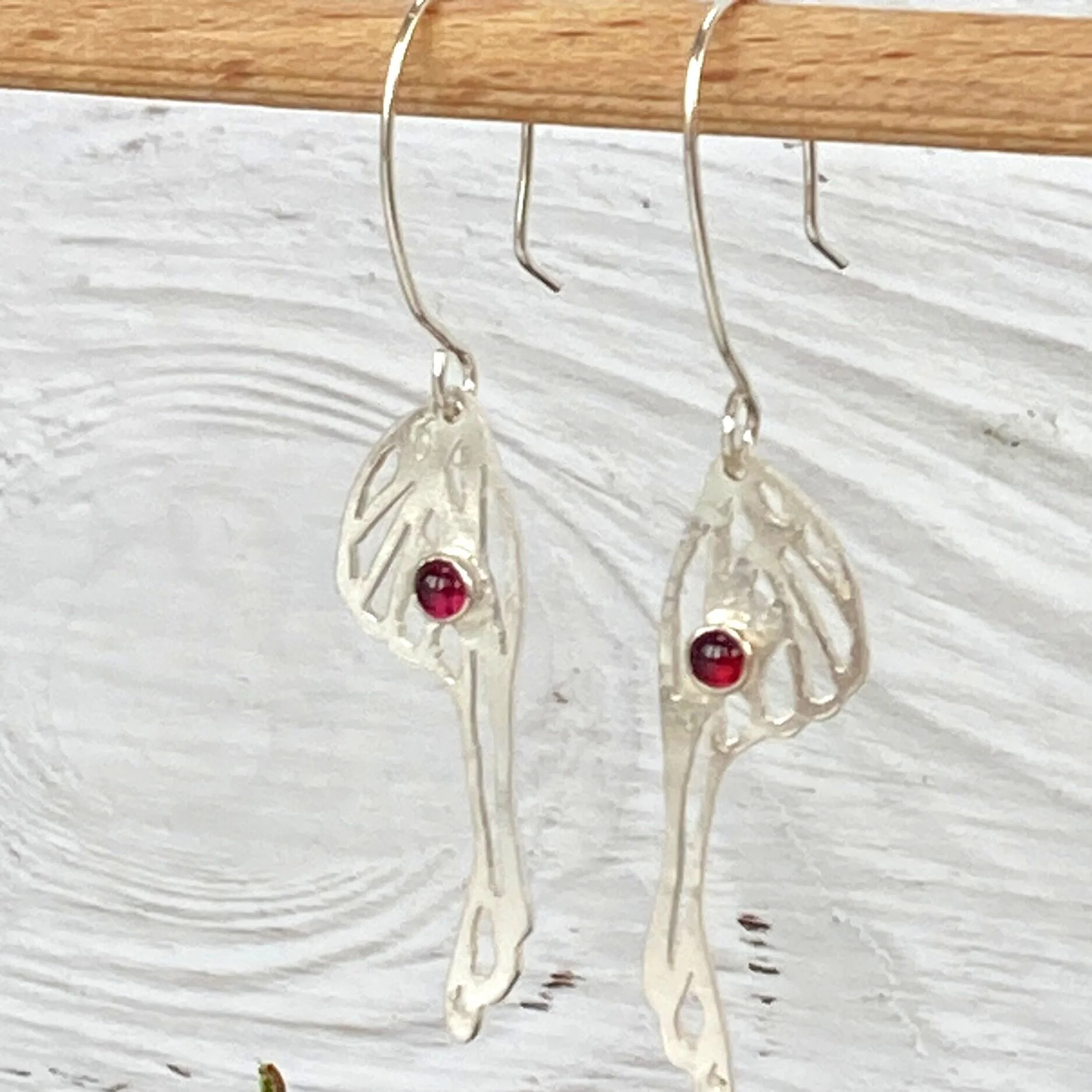 Wing earring with Garnet
