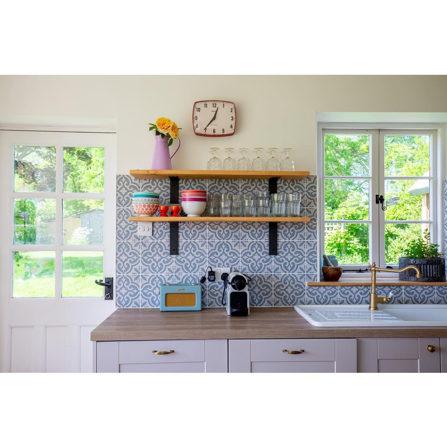 It's a retro feeling Friday kind of day.  Love the colour and retro vibes in this kitchen space.  #comeonengland #retrofriday #interiorsphotographer #interiorsphotography #interiordesign #retrovibes #kitcheninspo #kitcheninteriors #aceinyourspacephot