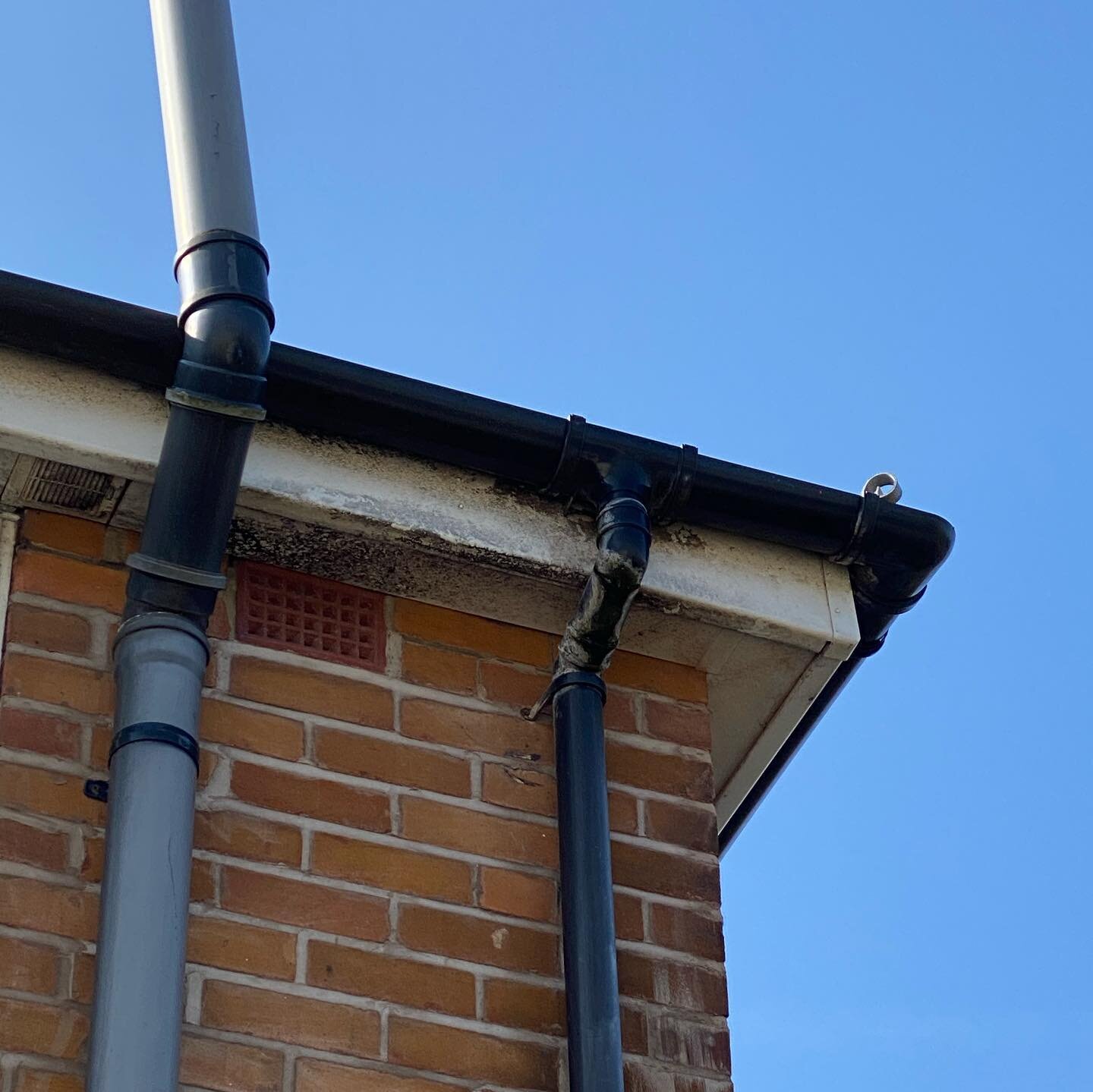 Before and after pictures of a facia and conservatory roof clean today👍