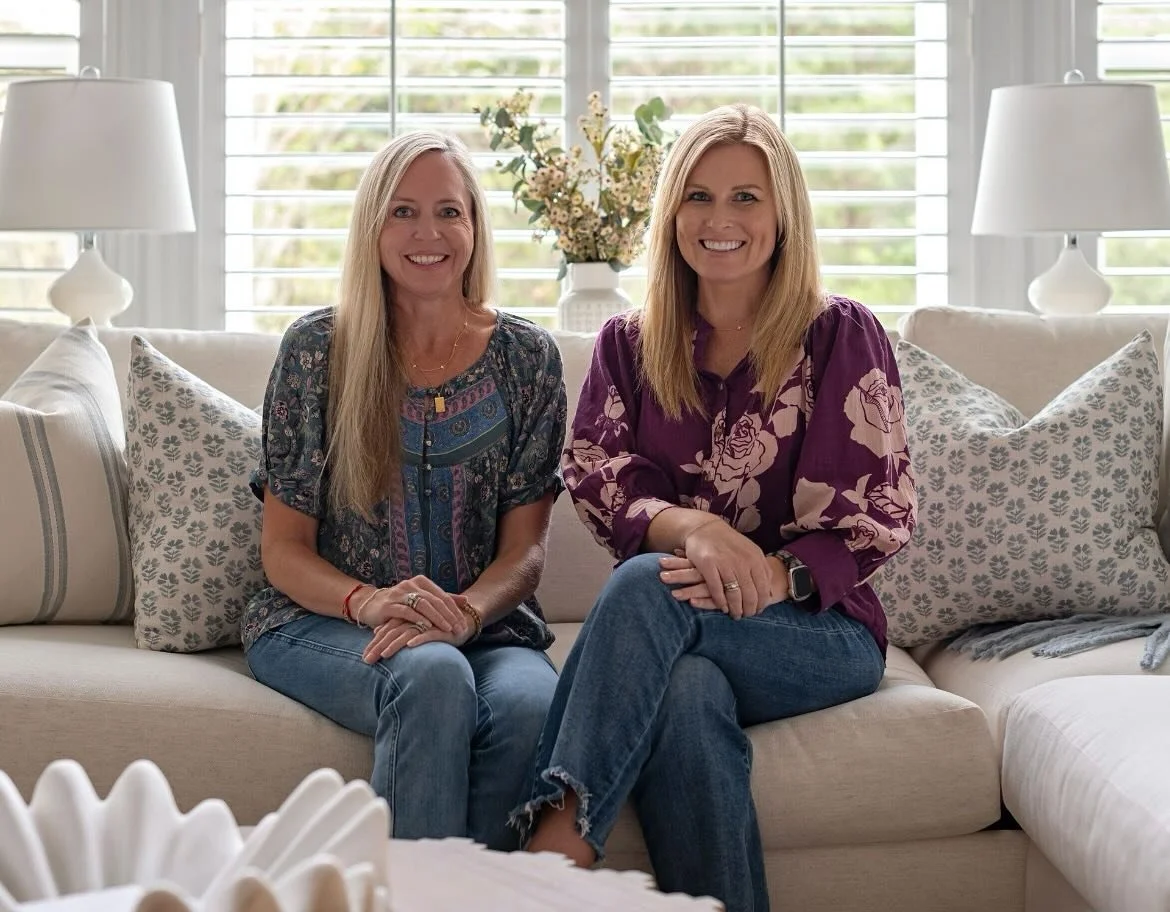 Together we create spaces that tell a story, one detail at a time✨
📸by @lmitch22 
@withfaithanddesign 
#loveyourhome #yourhomeshouldreflectyou #charlotteinteriordesign #waxhawinteriordesign #weddingtoninteriordesigner