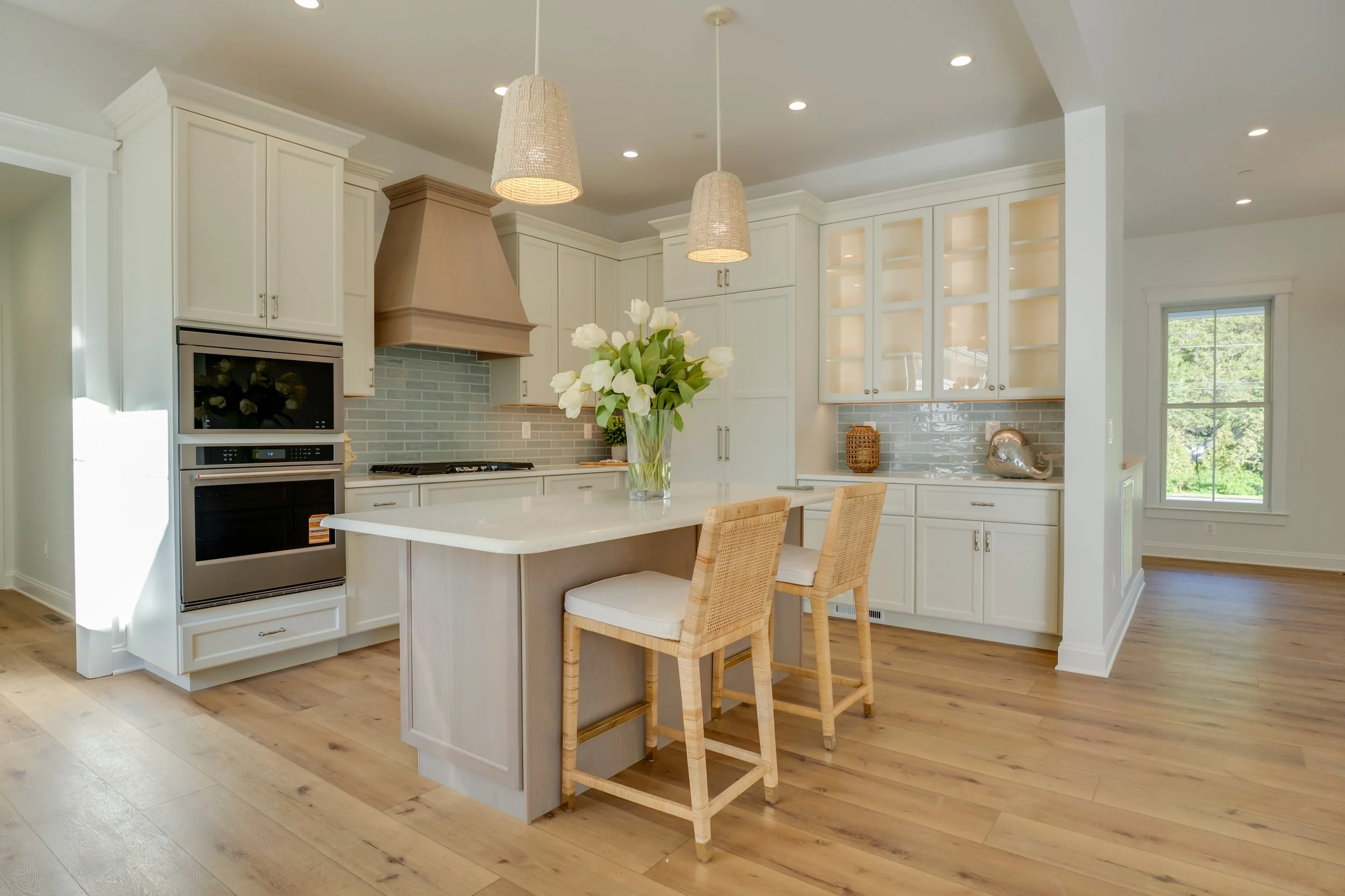 Fieldstone Cabinetry (Perimeter) & 
Signature Custom Cabinetry (Island & Hood)