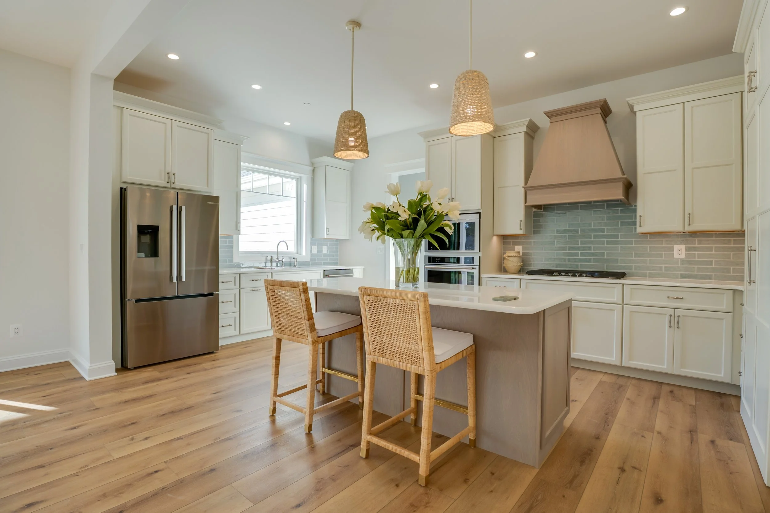 Fieldstone Cabinetry (Perimeter) & 
Signature Custom Cabinetry (Island & Hood)