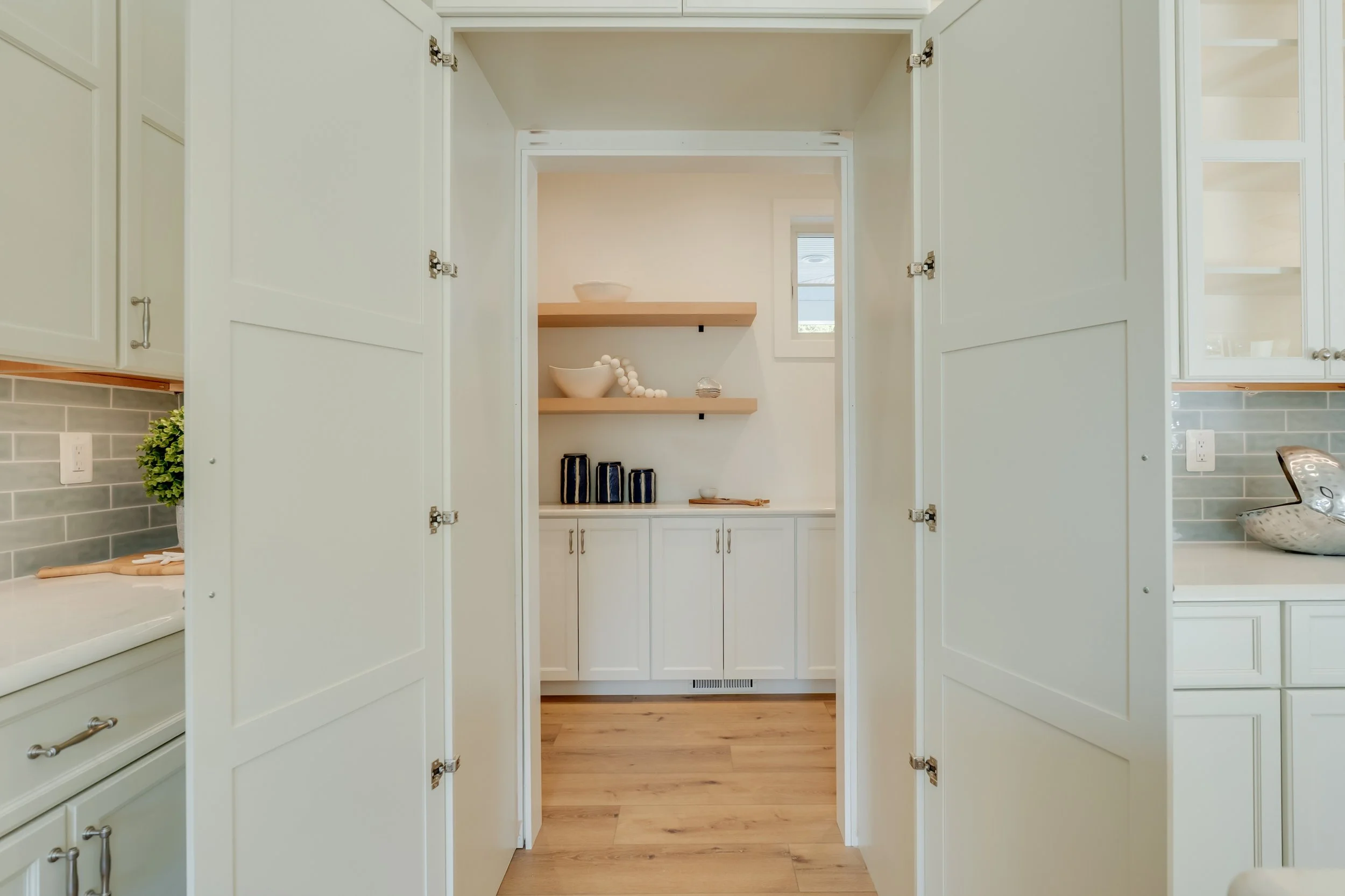 Fieldstone Cabinetry (Hidden Pantry Doors) 
& Waypoint Living Spaces (Pantry)