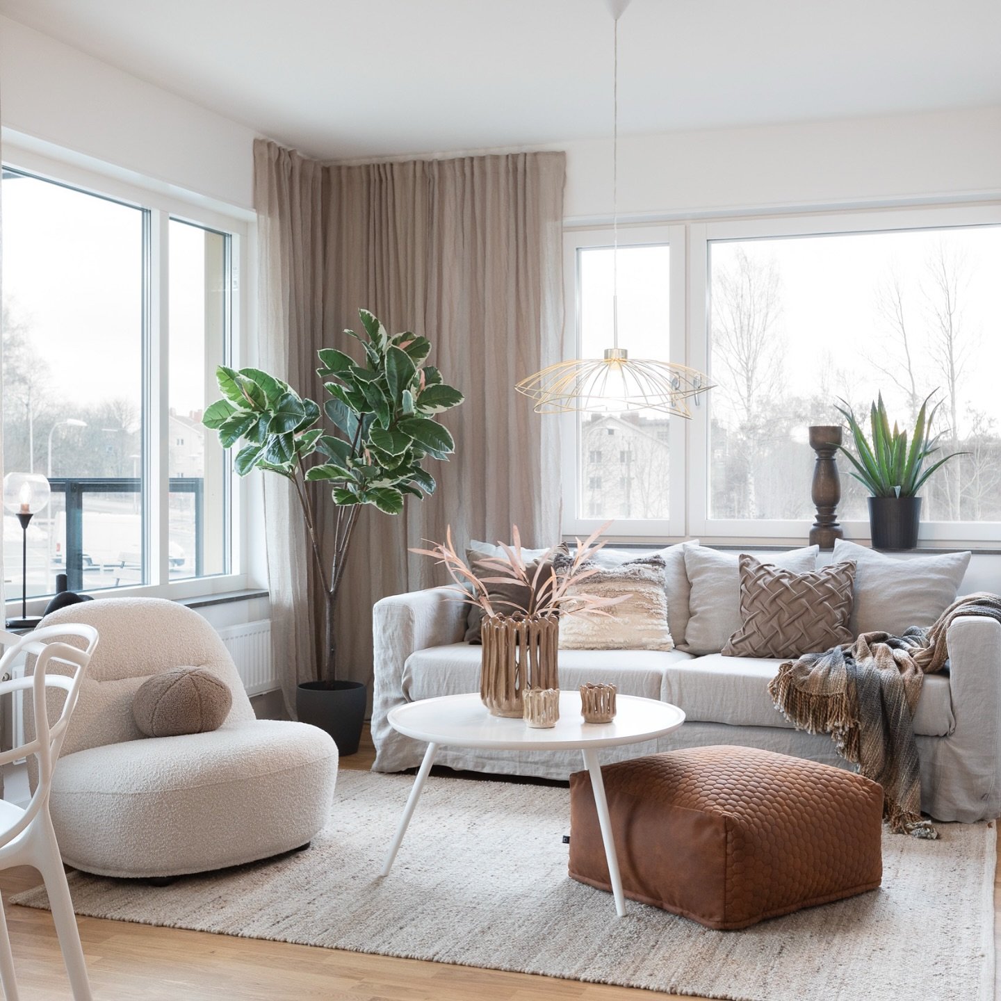 Trevlig fredag k&auml;ra v&auml;nner ✨

Styling @studiomaessing 
F&ouml;r @peabbostad 

.
.
#studiomaessing #maessinginteri&ouml;r #stying #inredningstips #inredningsinspo #japandidecor #japandi #softminimalism #minimalist #wabisabi #scandinavianstyl