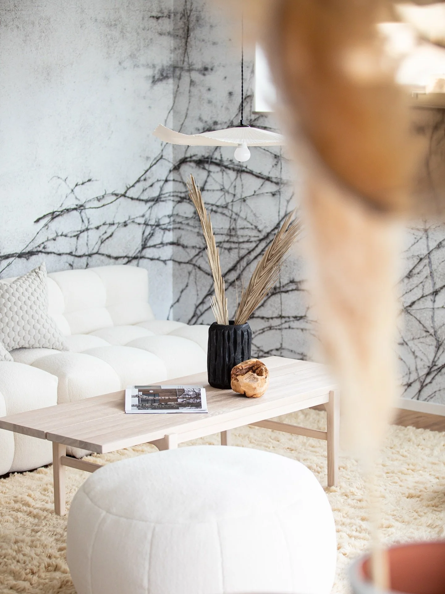 Ett hem handlar inte om perfekta m&ouml;bler &ndash; det handlar om k&auml;nslan n&auml;r du kliver in genom d&ouml;rren.
Med Studio Maessing f&aring;r du en inredare som lyssnar, tolkar och f&ouml;rvandlar din vision till verklighet.
Vi kombinerar m