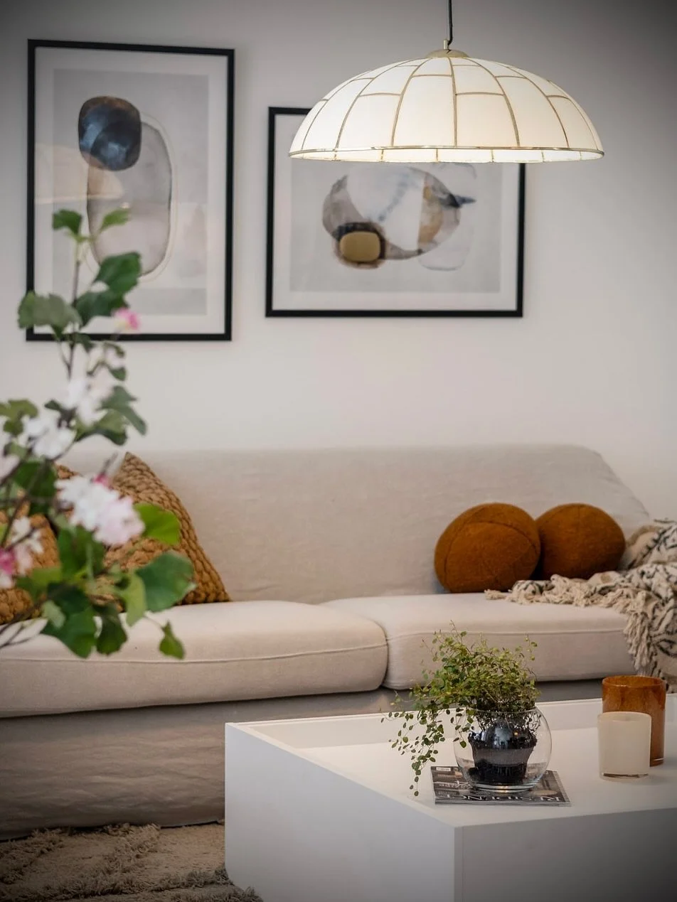 Os&auml;ker p&aring; hur du ska m&ouml;blera ditt vardagsrum?
Vi hj&auml;lper dig hitta harmonin &ndash; fr&aring;n id&eacute; till f&auml;rdigt rum. 💭✨

Styling @studiomaessing 
F&ouml;r @riksbyggen 
Foto @fotograf_ekenblom