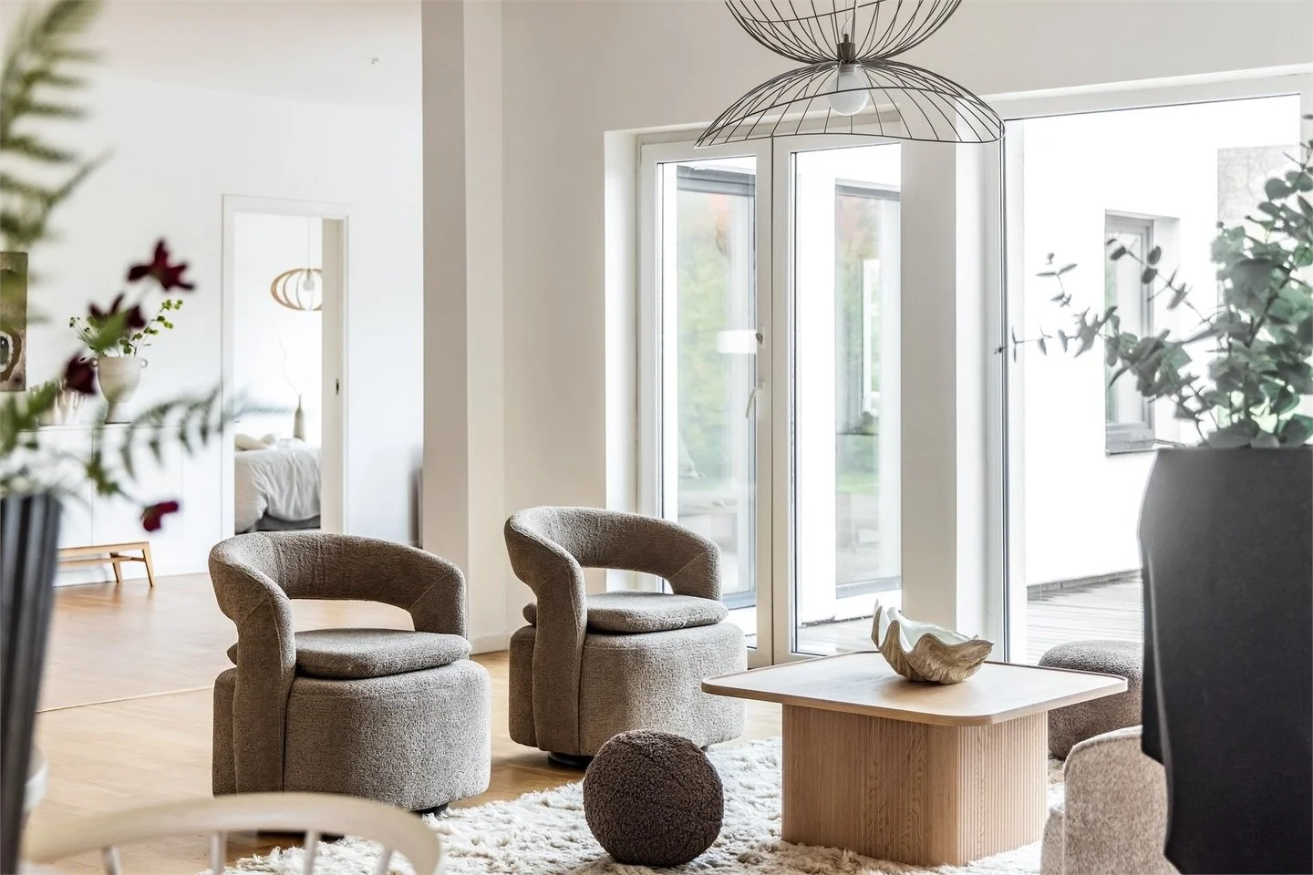 N&auml;r jag f&aring;r inreda - varma jordn&auml;ra toner, mjuka material och runda former 💭 

Med detta &ouml;nskar vi er en riktigt h&auml;rlig kv&auml;ll 🤍

Huset &auml;r till salu via @fastighetsbyran_linkoping 
Foto @christofferkloverfeldt 
St