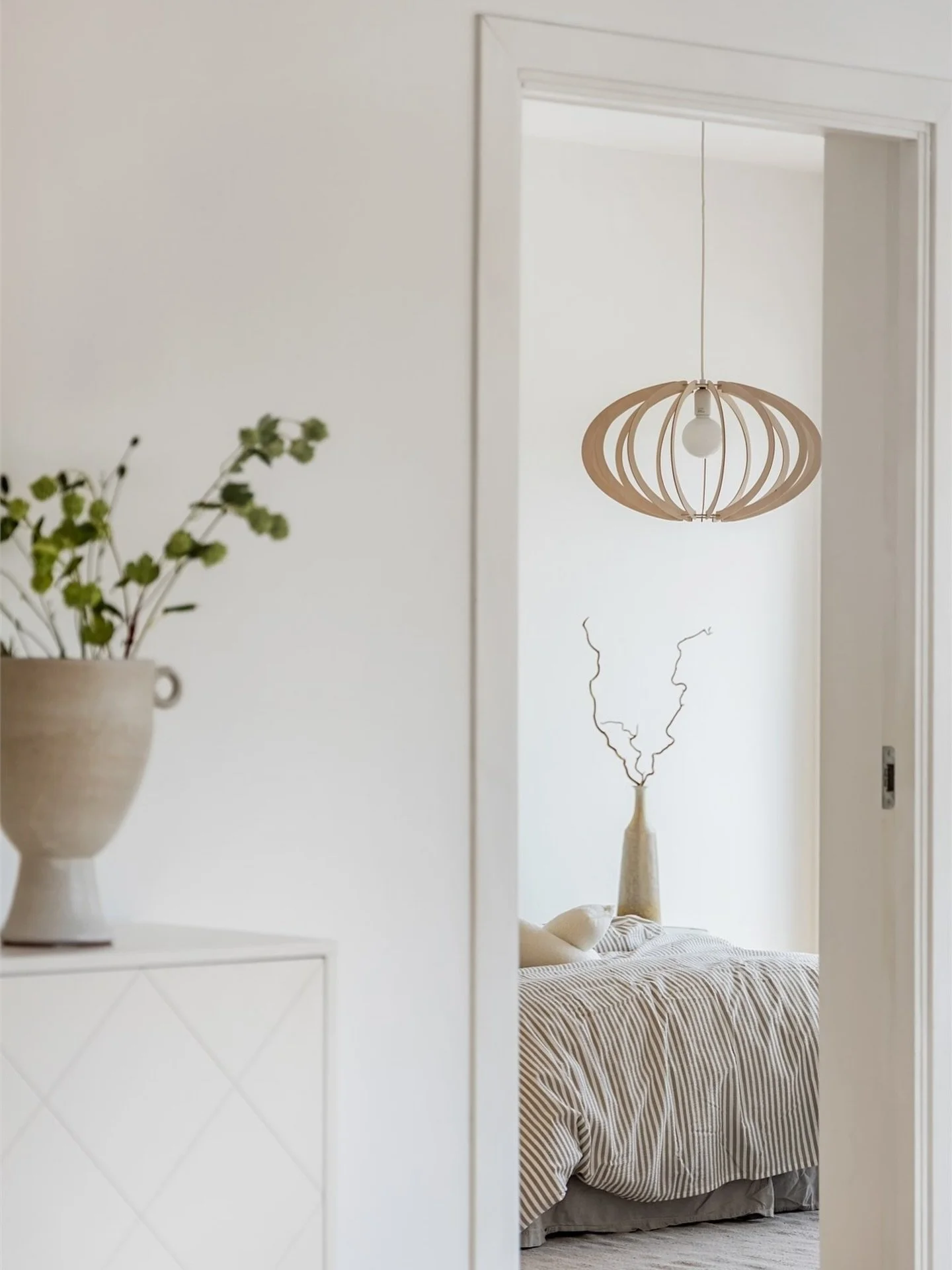 Ljust och krispigt 💭 
Precis som jag &auml;lskar 🤍

En glimt fr&aring;n sovrummet - hoppas att ni har en riktigt trevlig kv&auml;ll ✨ 

Kungsbrov&auml;gen 28B, Ljungsbro 
Till salu via @fastighetsbyran_linkoping 
Foto @christofferkloverfeldt 
Styli