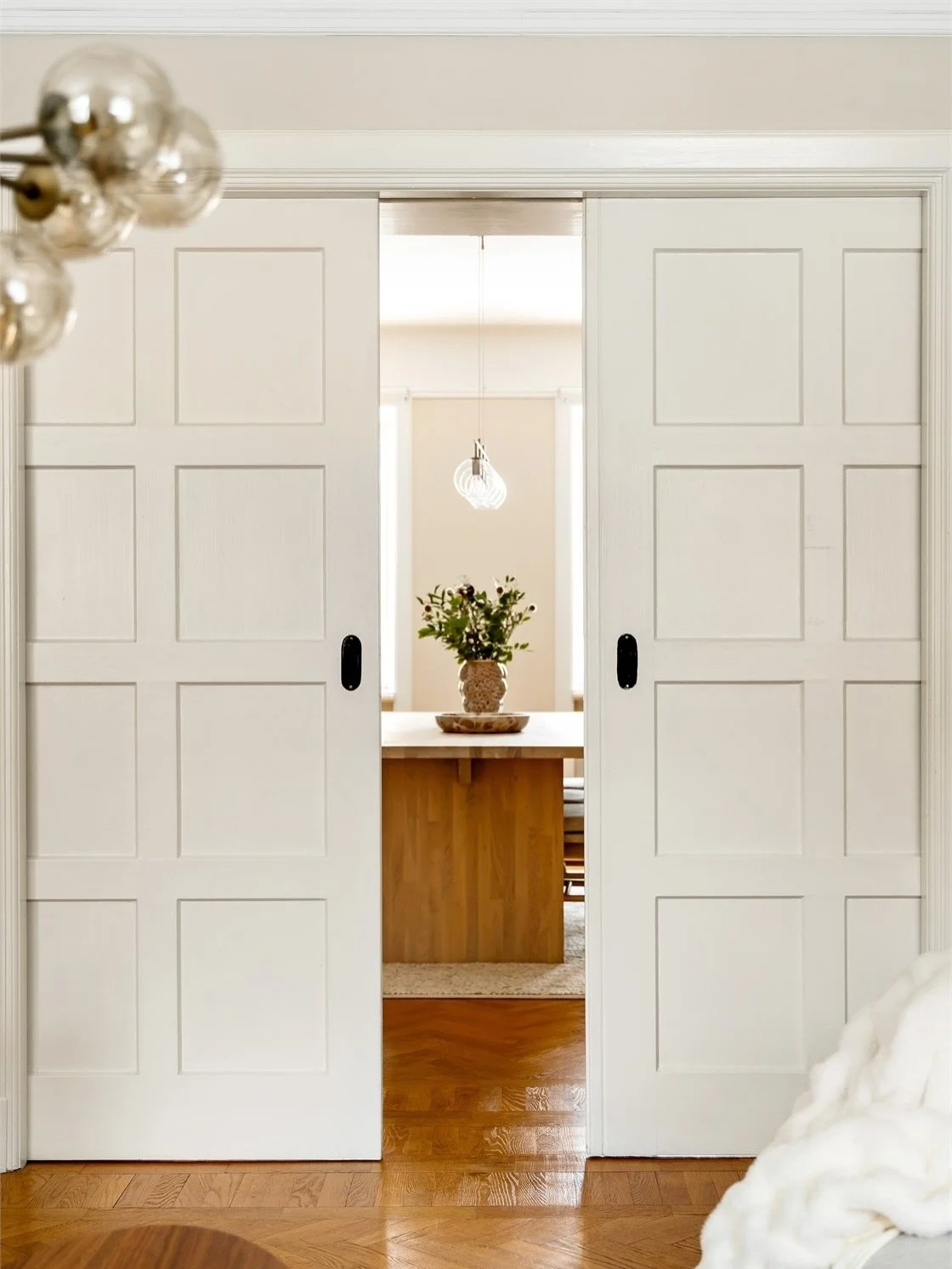 Sekelskifte i Vasastaden, 
V&auml;lkommen till denna imponerande sekelskiftesl&auml;genhet p&aring; Gustav Adolfsgatan 17A, bel&auml;gen i det attraktiva och charmiga omr&aring;det Vasastaden i Link&ouml;ping. Med en gener&ouml;s boyta p&aring; 144 k