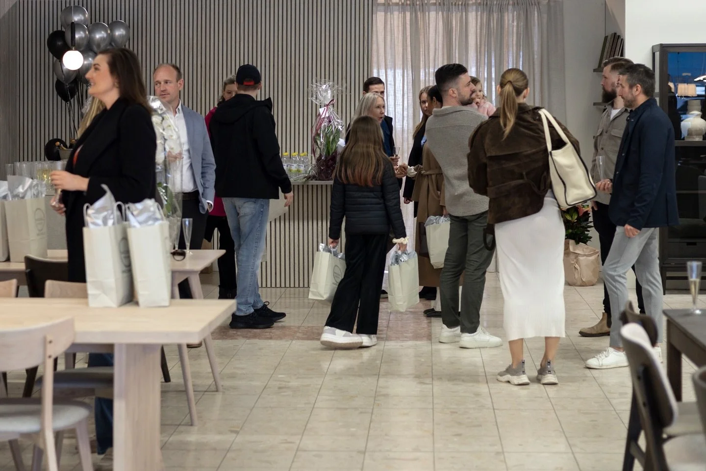 PREMI&Auml;RFESTEN FORTS&Auml;TTER! 🥳

Hoppas ni har haft en underbar och vilsam p&aring;sk! Vi har laddat batterierna och imorgon, tisdag kl. 11:00 sl&aring;r vi &auml;ntligen upp d&ouml;rrarna till Maessing Interi&ouml;r igen. 🕊️

Vi vill fira v&