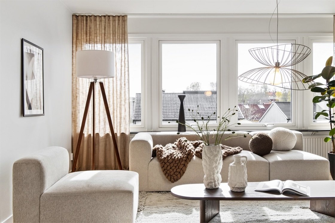Dr&ouml;mhemmet i Link&ouml;ping &auml;r h&auml;r✨

Vi &auml;r s&aring; stolta &ouml;ver v&aring;r senaste styling p&aring; Stallm&auml;staregatan 143. 
Ett hus som verkligen har allt: genomg&aring;ende renoverat, fyra sovrum och en tr&auml;dg&aring;
