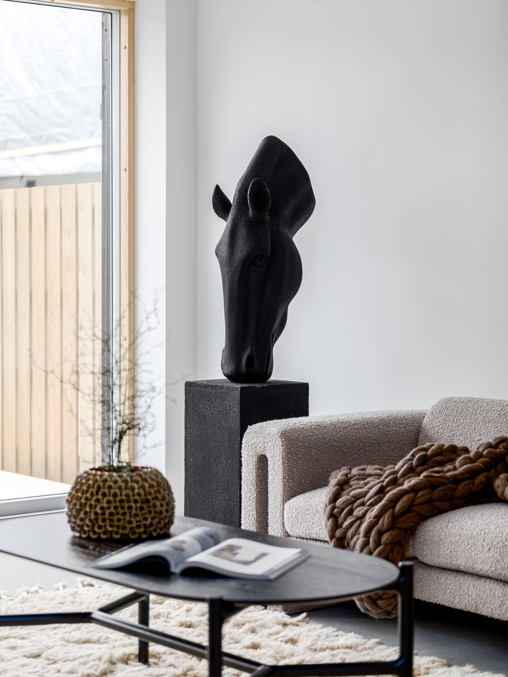 Det h&auml;r &auml;r vi som &auml;r Studio Maessing ✨ 
Bakom namnet d&ouml;ljer sig en passion f&ouml;r form, funktion och att f&ouml;rvandla tomma ytor till levande hem. 
Som inredningsarkitekter och kreat&ouml;rer drivs vi av att skapa milj&ouml;er