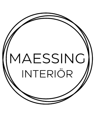 En svart cirkelformad etikett med texten 