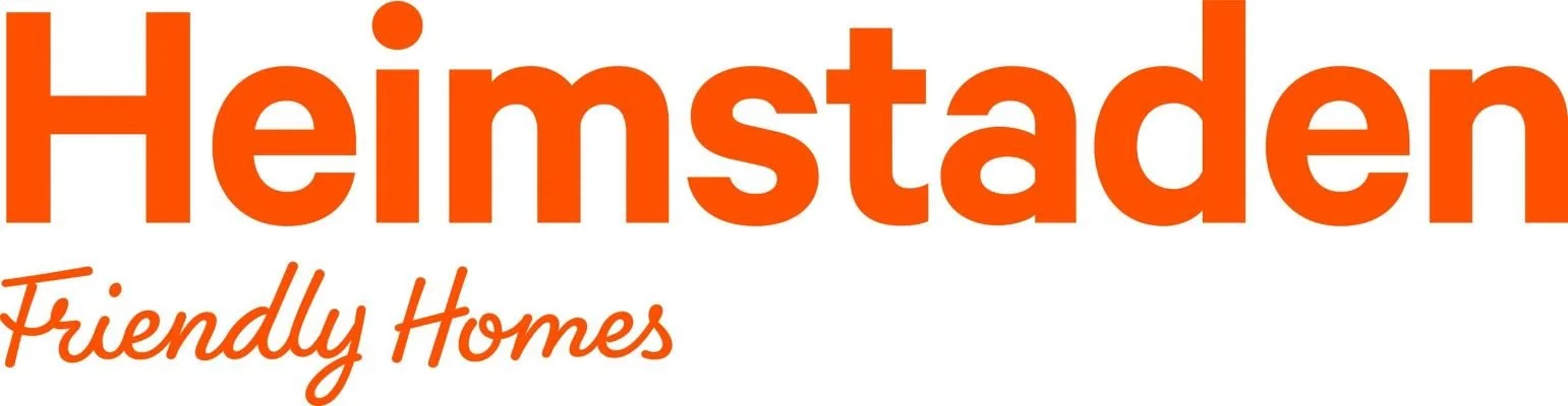 Logo med texten "Heimstaden" i stort, orange bokstav, och under det texten "Friendly Homes" i kursiv, orange stil.