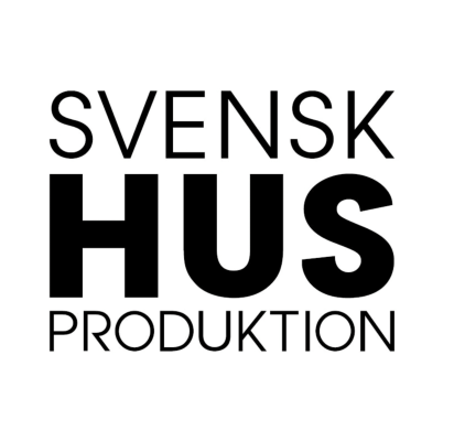 Logotyp med texten "SVENSK HUS PRODUKTION" i svart på vitt.