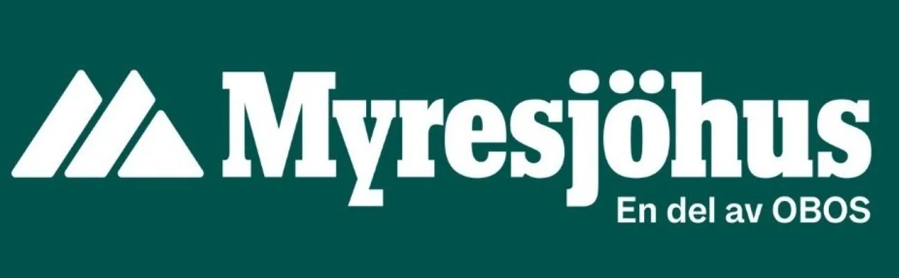Logotyp för Myresjöhus med tre vita trianglar på en mörkgrön bakgrund och texten 'Myresjöhus' samt 'En del av OBOS'.