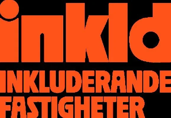 En logo med orange text på svart bakgrund som säger "inkluderande fastigheter".