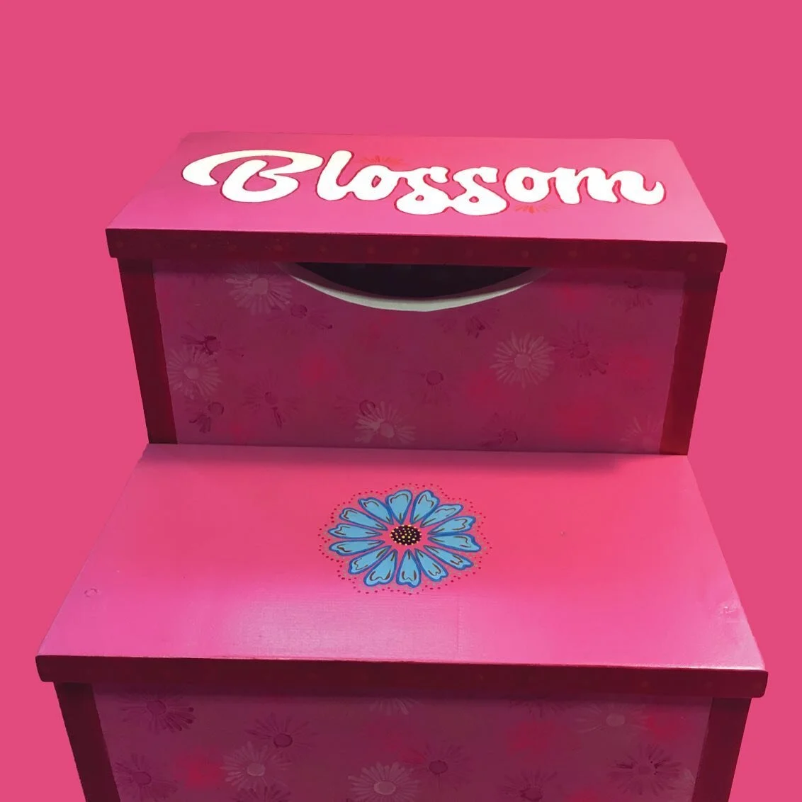 Painted some groovy flowers on this lil stool for some great friends. This was such a fun project🌸🌸🌸🌸por favor let&rsquo;s focus on the flores and not my lack of photoshop skills pffft😅