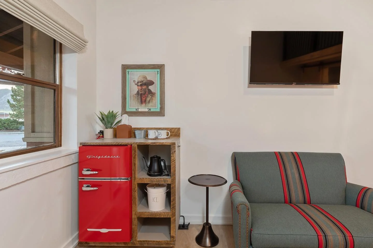 We’re offering some spooky 👻 good deals at @palominohotel this Fall. The “Duke” might even make an appearance if you’re lucky. 
.
.
.
.
#travel #airbnbdesigner #vacationrentaldesigner #interiordesign #doingneutralright #trav