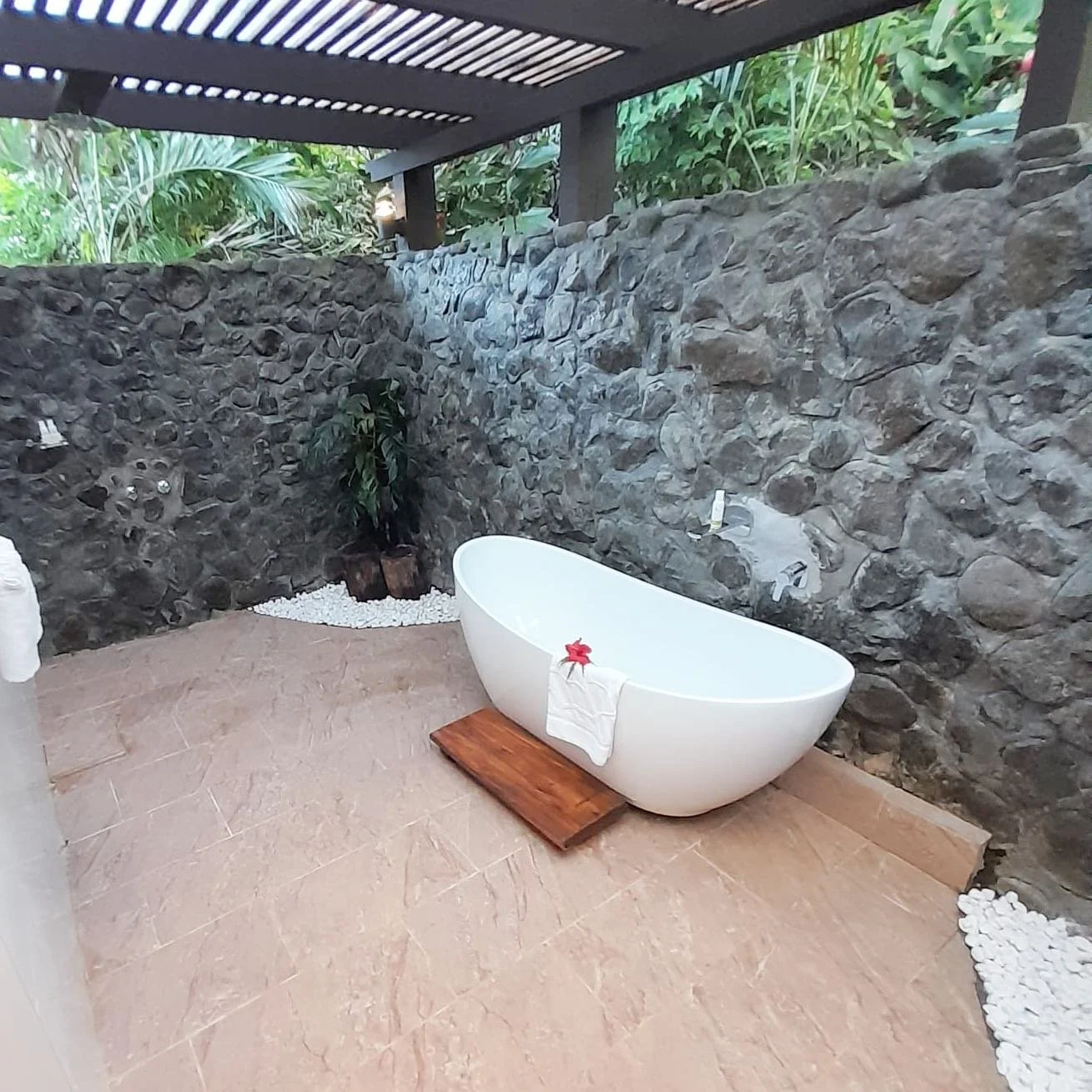 A Fijian bathroom POV we could get used to!
Channel your inner Jane of the Jungle because life’s too short to be bathing inside @korosunresort .