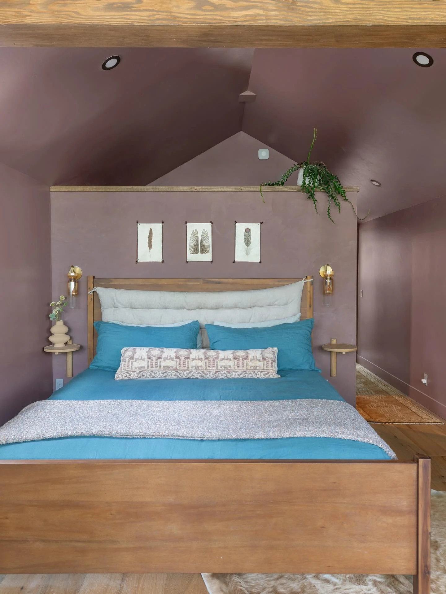 Feathered touches & moody hues for this cozy guest suite.
Design & Build @thelodginglab 
Photography Josh Johnson 
#telluridedesign #telluriderealestate #airbnbdesign #telluridevacationrentals