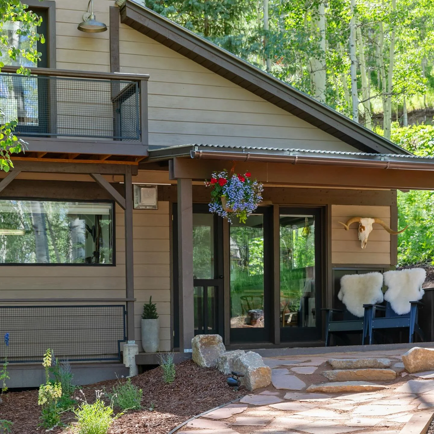 Long summer evenings under mountain skies. Golden aspens in the fall. Powder days in the winter. 🌲✨

The Aspen Cabin is now booking 30+ day stays for Fall, Winter, and next Summer. Whether you&rsquo;re chasing quiet remote work days or planning a se