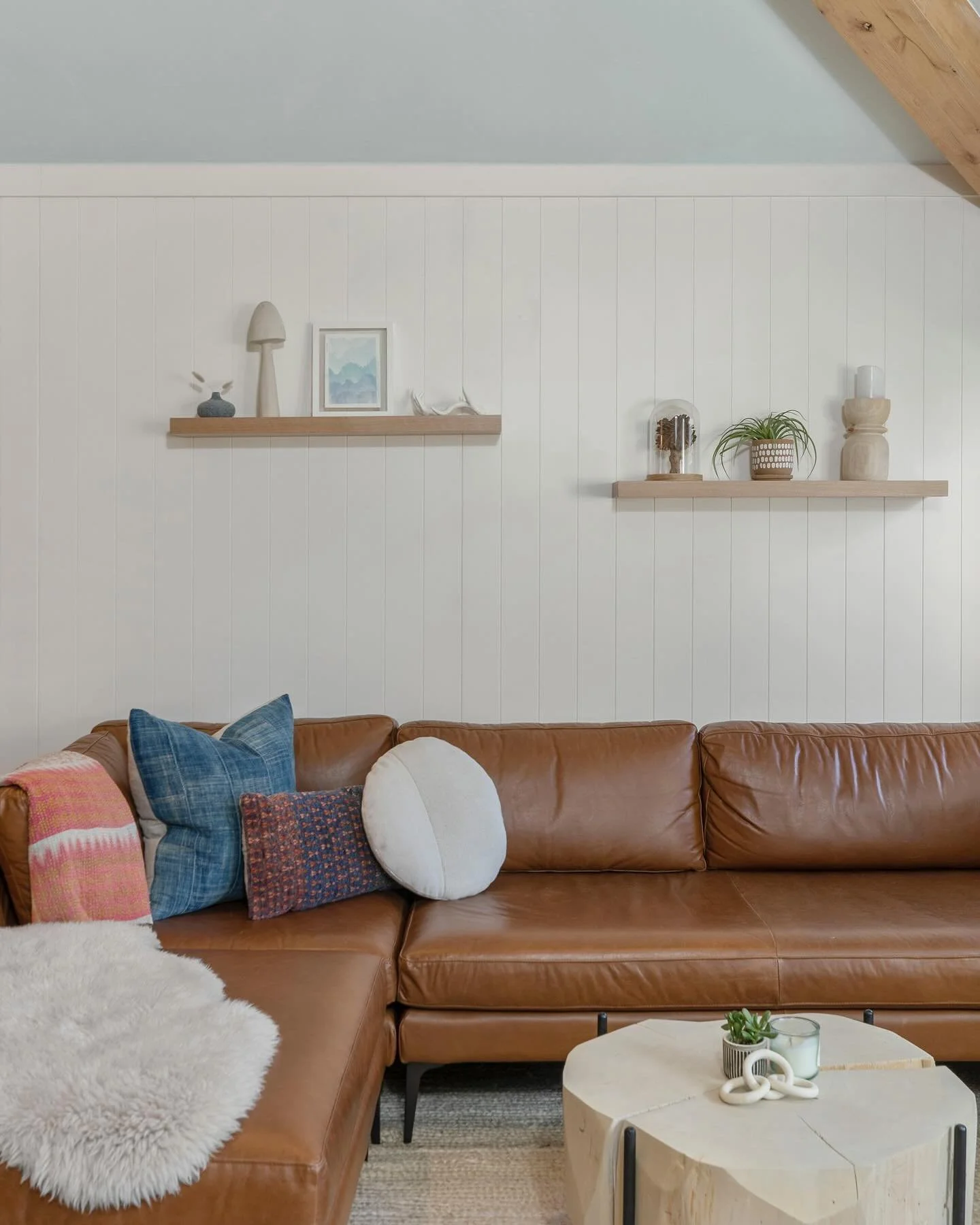 The Alder Haus condo in Telluride, Colorado is available for purchase! Designed and hosted by The Lodging Lab, Discover the convenience of Lift 7 a mere minute&rsquo;s walk from this fully remodeled 2-bedroom + flex loft, 3 bathroom condominium withi