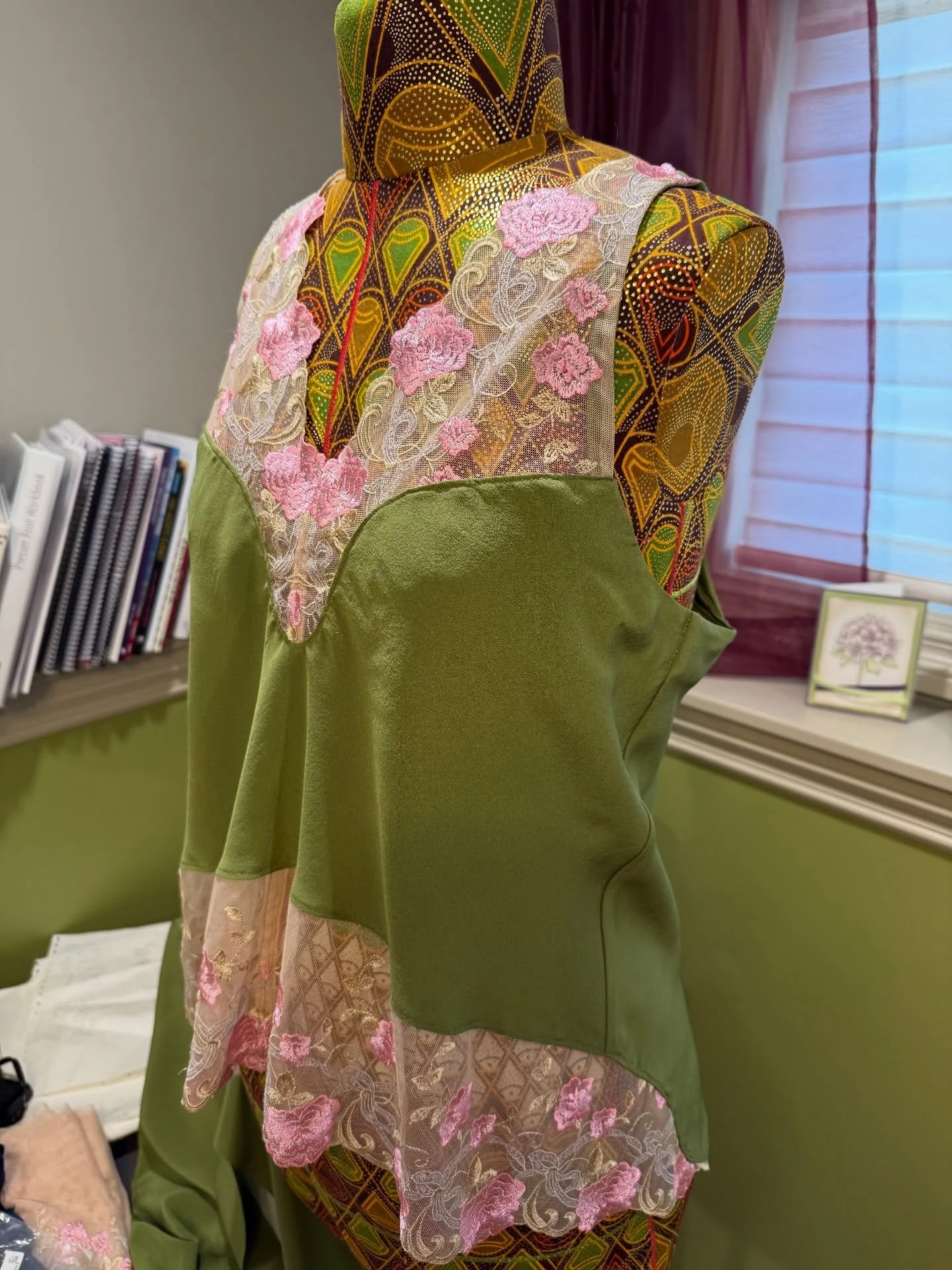 Sponsored | I made this lingerie set earlier this year as a gift. Silk crepe de chine is such a luxurious fabric! But it requires patience for sure. I used the extension table and straight stitch plate for my @janomecanada Horizon Memory Craft 9410 Q