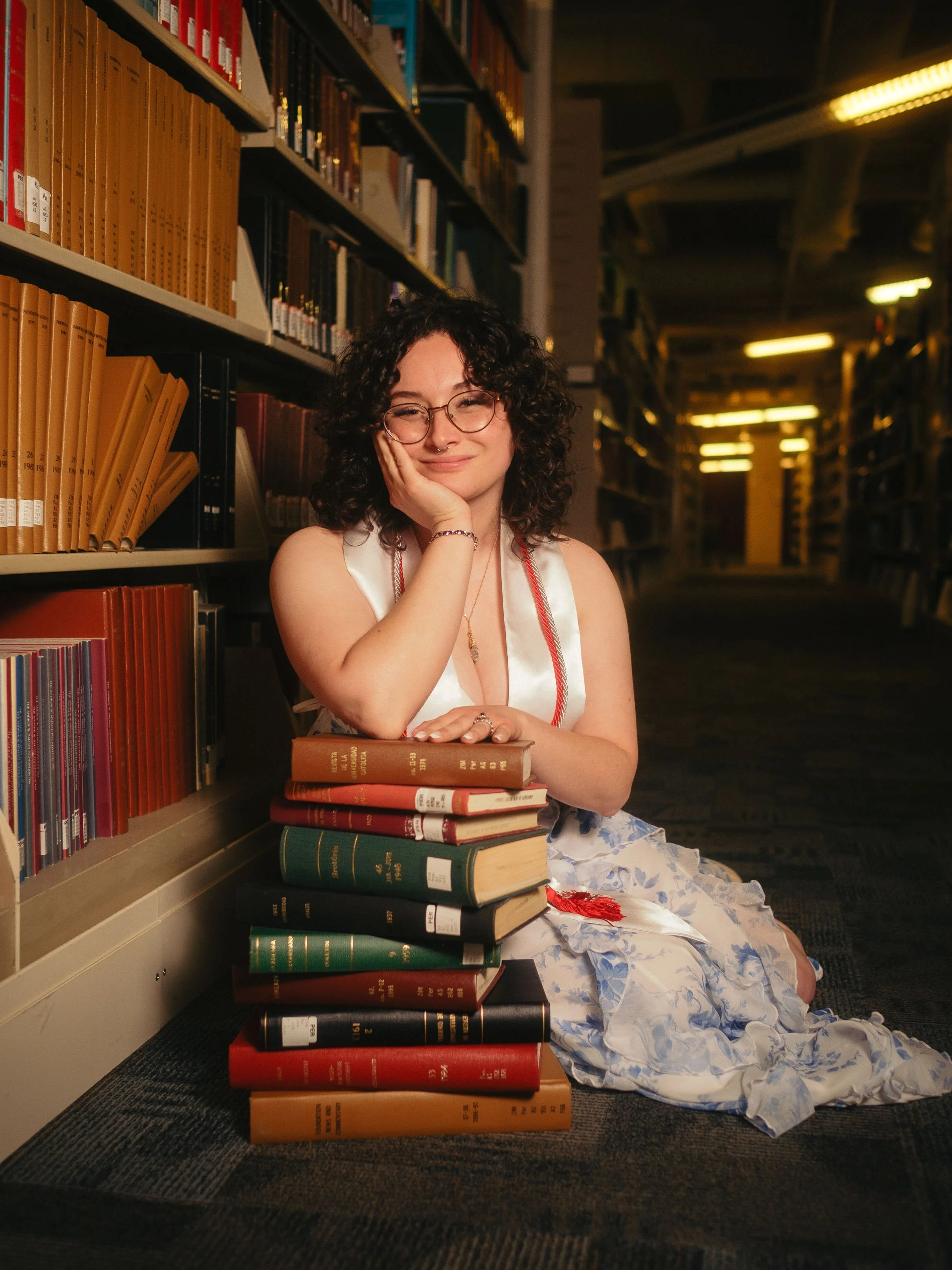 College graduation photographer Albuquerque, beautiful woman UNM graduate, UNM flowers and duck pond photos, UNM graduation photographer, Zimmerman Library Graduation Photos