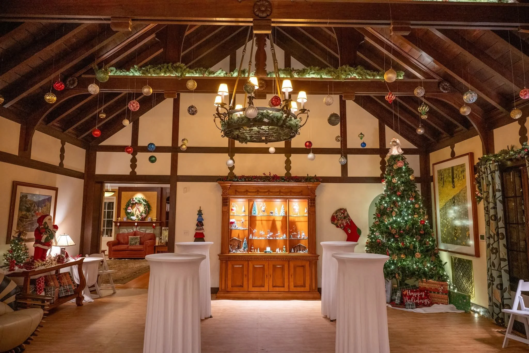 Festively decorated Great room with cocktail tables.