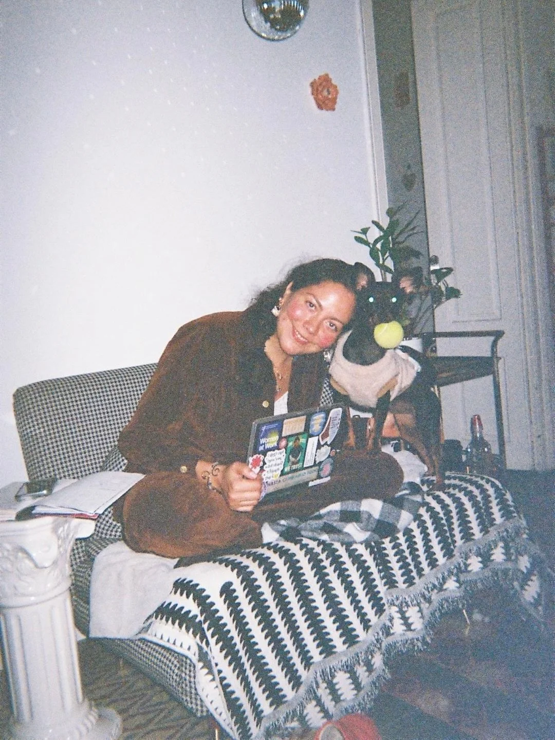 Hace un tiempo no me presento por aqu&iacute;. Y porque acabo de cumplir a&ntilde;os y hay gente nueva por aqu&iacute;, me apetece hacerlo: hello IGTV, and welcome to my crib (gracias por estar aqu&iacute;).

Soy Pamela Calero. Colombiana, artista vi