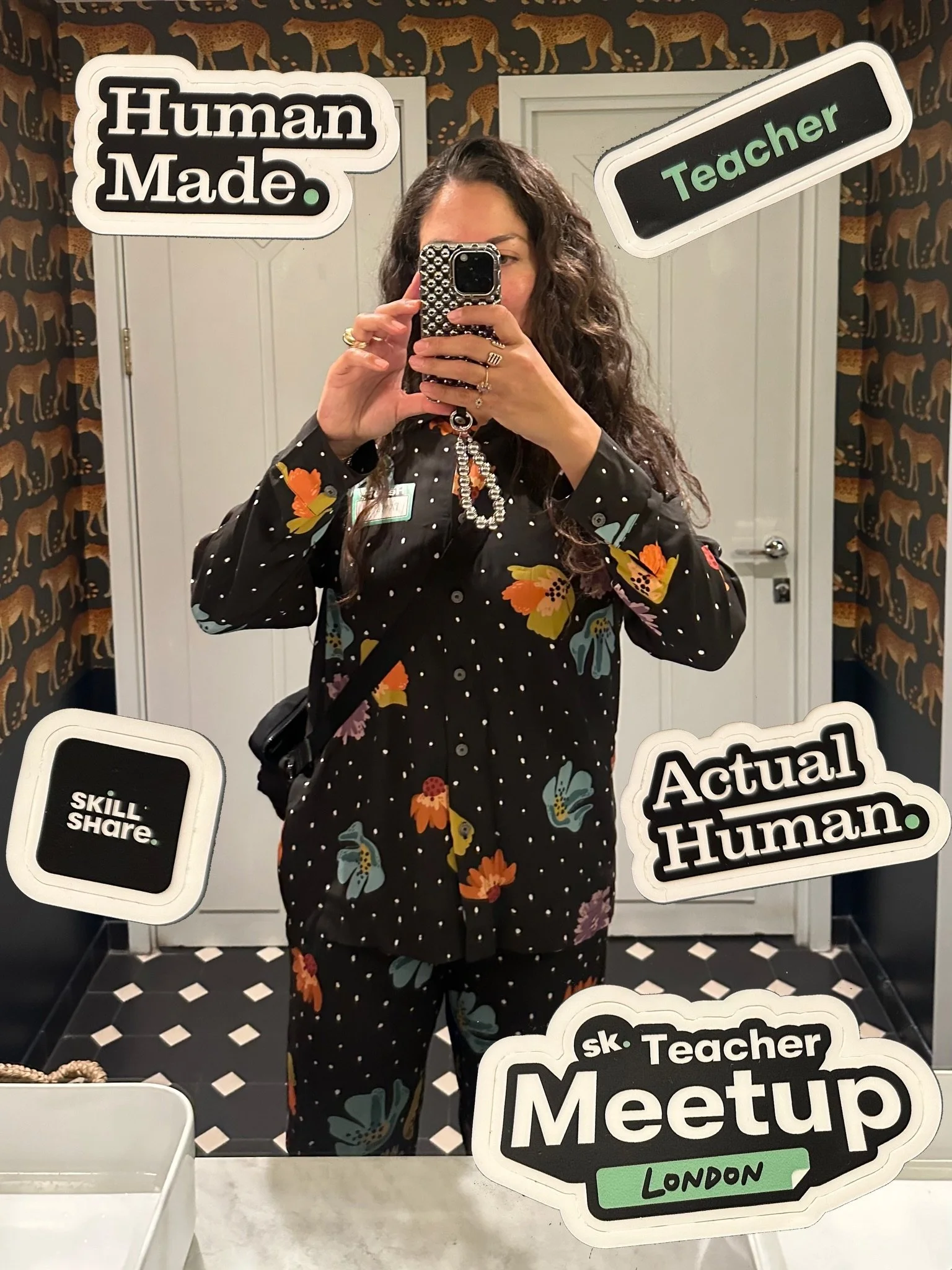 I spent the weekend in London for the @skillshare Teacher Meetup, hosted by their amazing team, and spent a lovely day surrounded by people who genuinely love sharing what they know. 

For this Art Day, we were split into small groups. I landed in @e