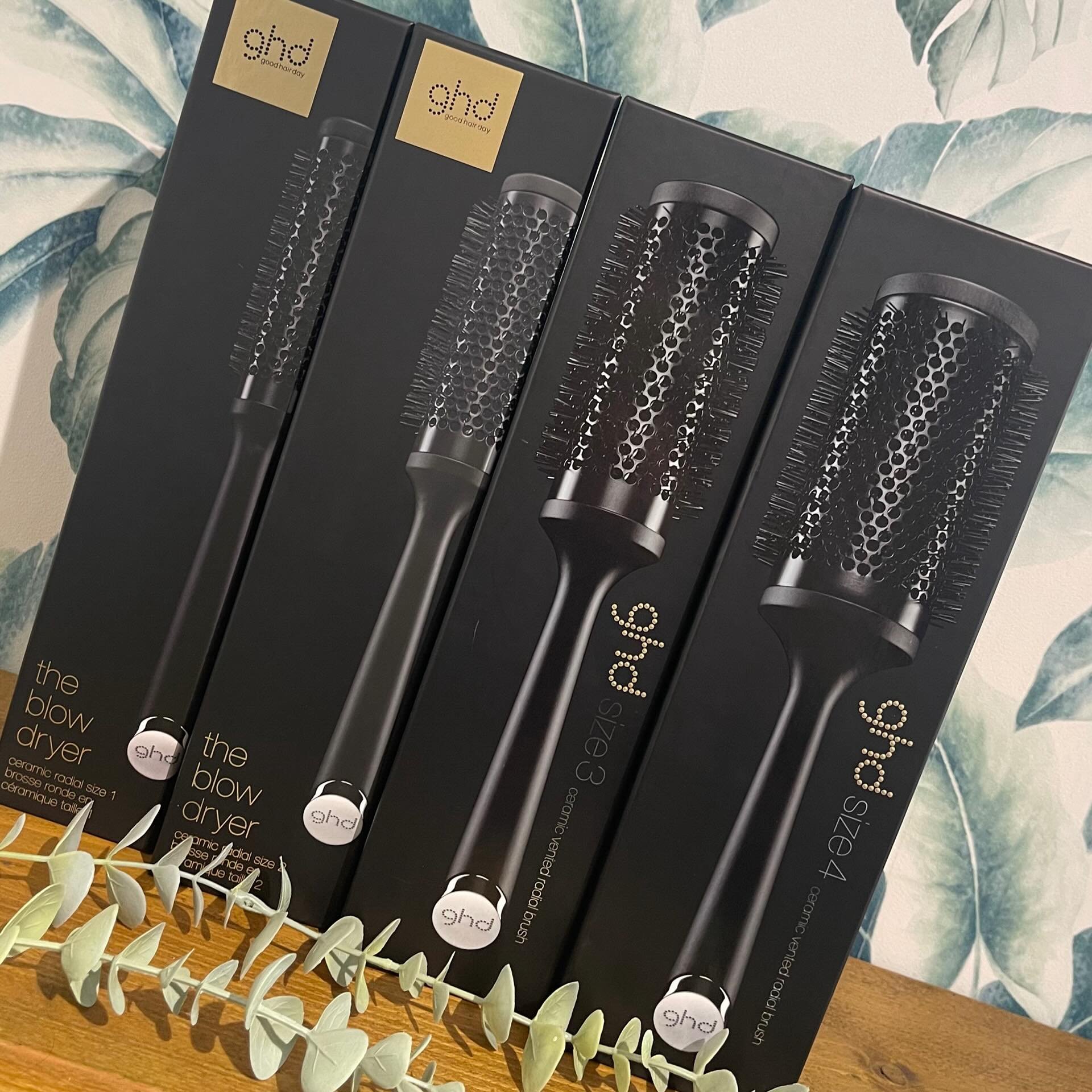 GHD CERAMIC BRUSHES🖤
⠀⠀⠀⠀⠀⠀⠀⠀⠀
The essential brushes collection for a soft, high-volume blow dry, the ghd ceramic vented radial brushes deliver shape, volume and shine to your blow dry for a salon-fresh style.
The ceramic barrelled brushes retains t