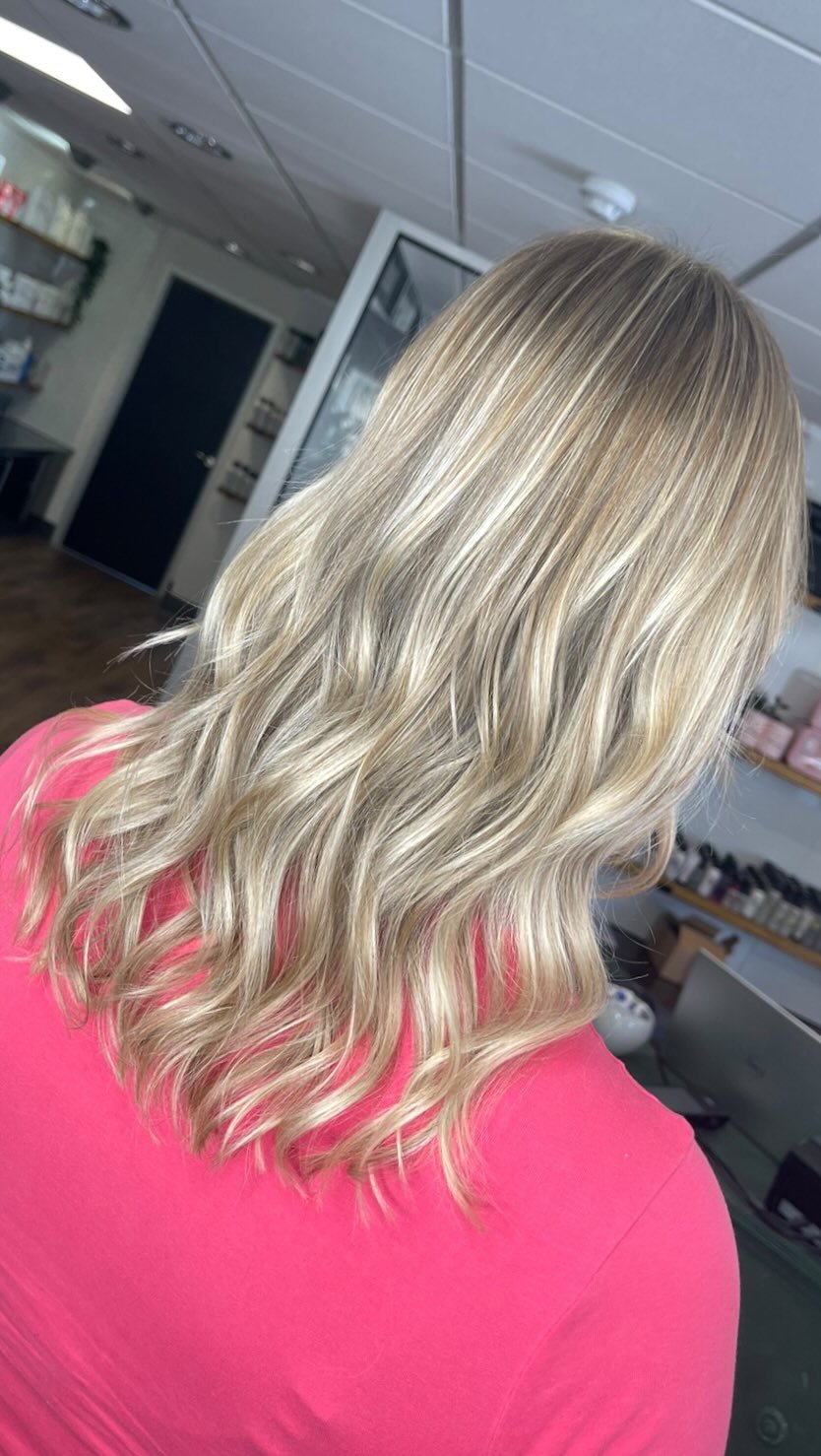 VANILLA BLONDE🍦
COLOUR & CUT BY: Sophie
SERVICES INCLUDED: Full head balayage, Olaplex, Toner, Cut & Blowdry.
🌿01903 772200
🌿Direct message to book
🌿Online booking via website
www.serenityrustington.co.uk