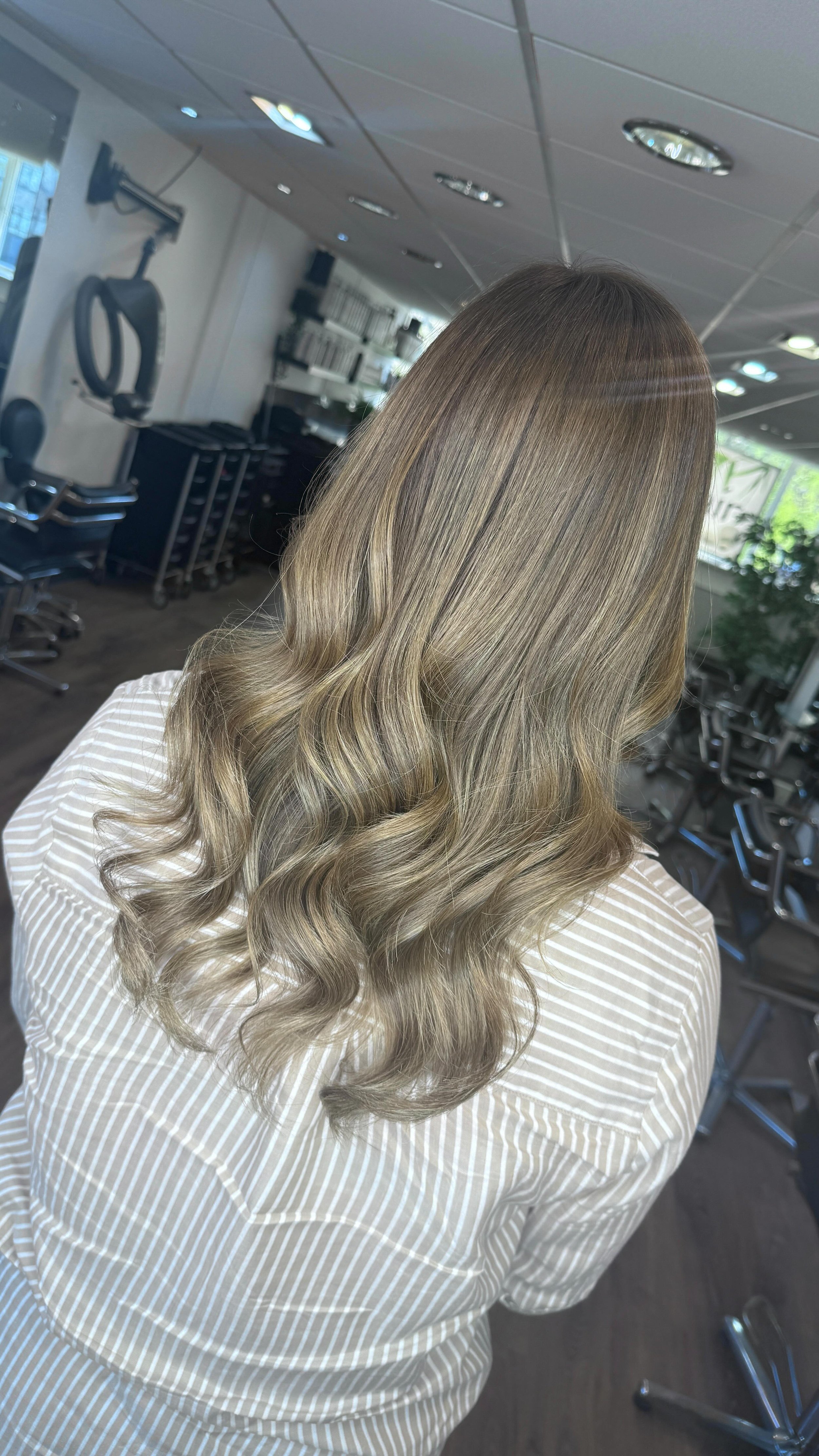 TRUST THE PROCESS 🤌🏼
Darcey’s client was ready to start transitioning to a lighter, sun-kissed look while still maintaining maximum root coverage for those natural highlights that appear over time.
This new look will be super low-maintenanc