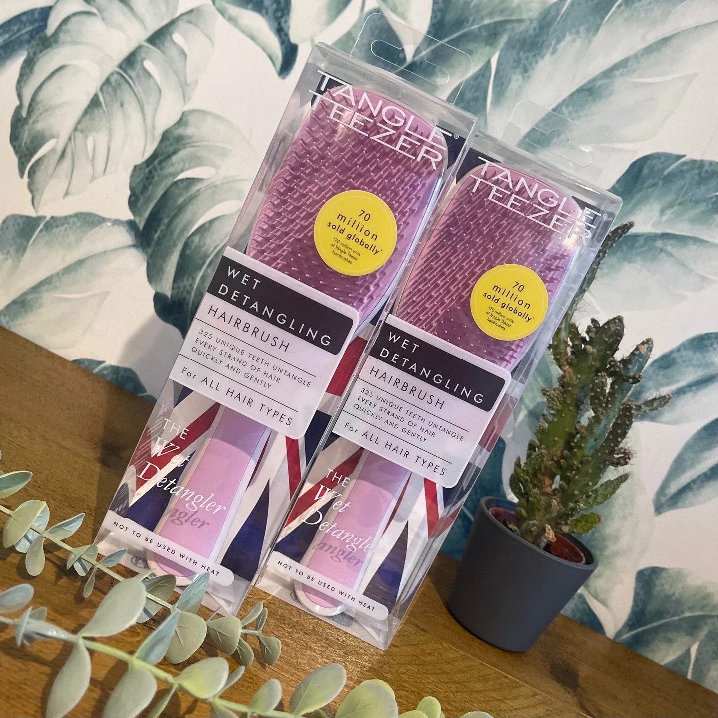 TANGLE TEEZER DETANGLERπ©·βββ
ββββββββ
Designed for use on wet hair and in the shower, effortlessly slips through your hair (and thanks to its handle, not out of your wet hands).ββββββββ
ββββββββ
The two-tiered teeth technology is gentle on dry hair a