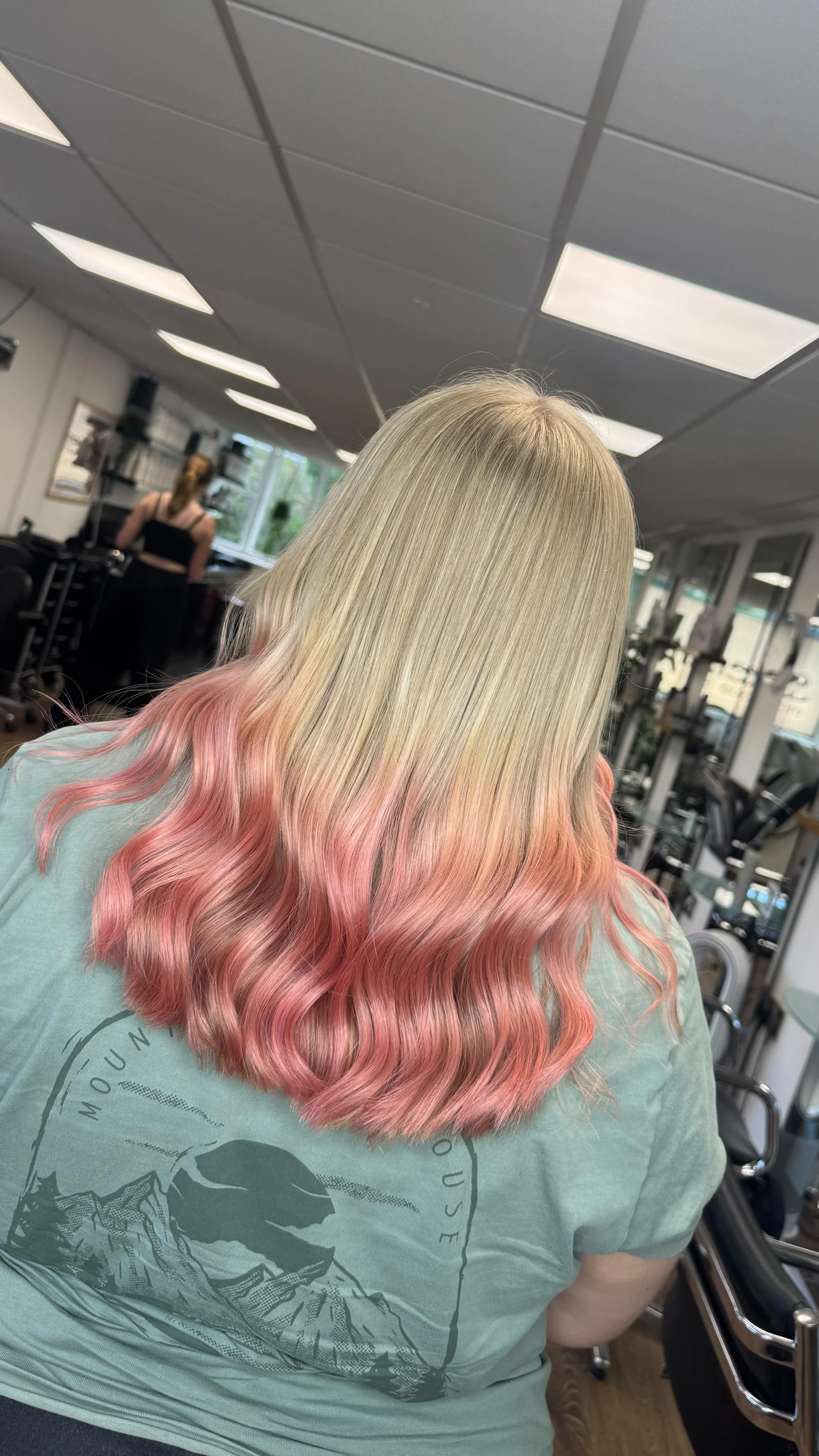 PRETTY IN PINK 💗
COLOUR & CUT BY: Tara
SERVICES INCLUDED: Half head highlights , Toner , Full head semi , Restyle
🌿01903 772200
🌿Direct message to book
🌿Online booking via website
www.serenityrustington.co.uk