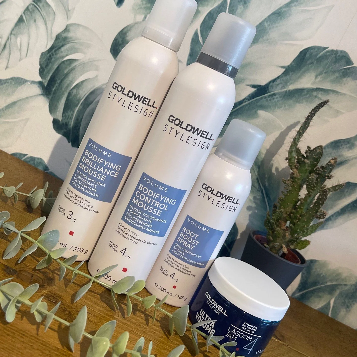 VOLUME💙
BODIFYING BRILLIANCE MOUSSE- Instantly adds up to 100% more lasting body and colour brilliance during blow drying, for up to 72 hours.
Provides strength to even the finest hair and protects against heat damage and hair breakage when blow dr