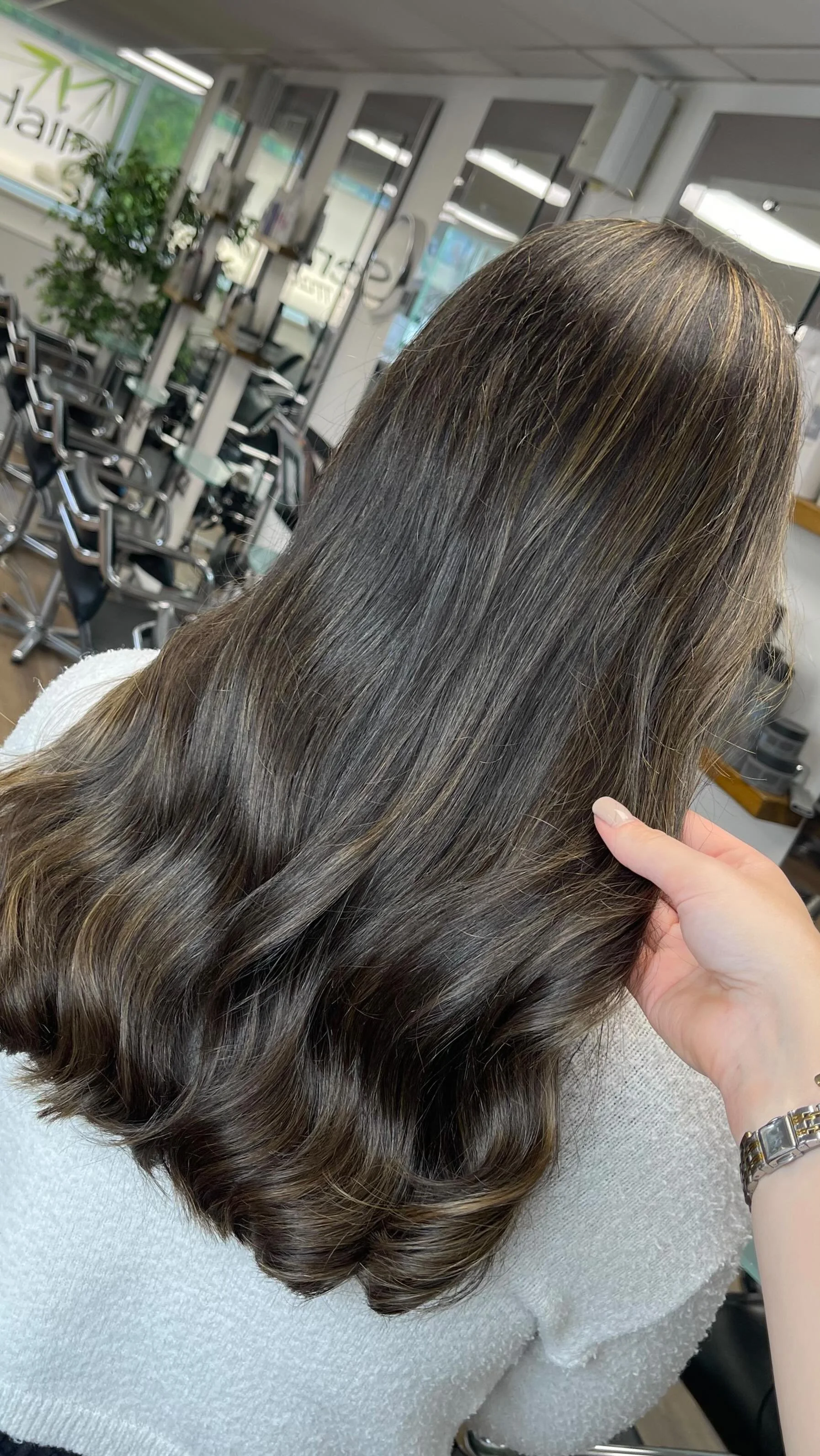 MOCHA BLEND☕️
COLOUR & CUT BY: Sophie
SERVICES INCLUDED: Half head highlights, Toner, Cut & blowdry.
🌿01903 772200
🌿Direct message to book
🌿Online booking via website
www.serenityrustington.co.uk