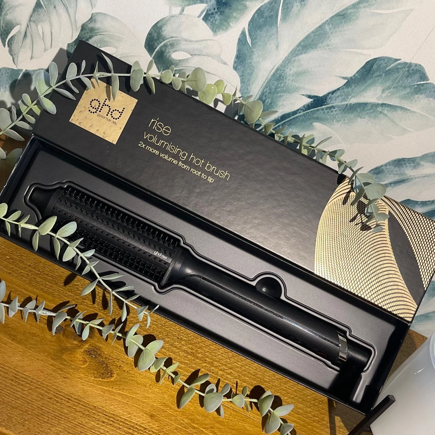 GHD Rise🌿
The advanced infinity sensor within the barrel ensures an optimum styling temperature of 185ºC is consistently maintained throughout styling, whilst the smooth-touch bristles allow for close contact at the root creating instant volum