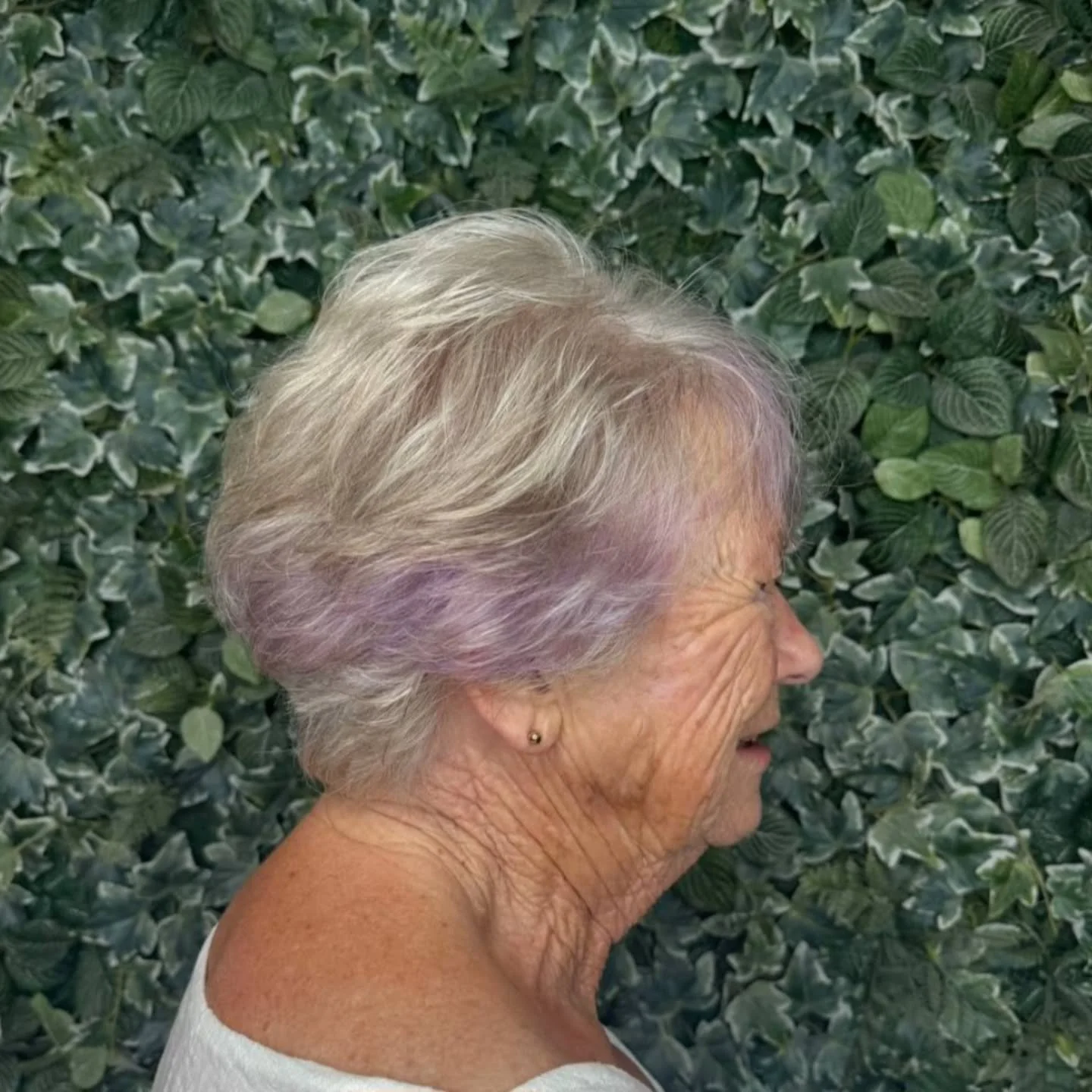 LAVENDER LADY💝

COLOUR &amp; CUT BY: CAROL

SERVICES INCLUDED: Halo of foils 😇 Cut and Finish 

🌿01903 772200
🌿Direct message to book
🌿Online booking via website
www.serenityrustington.co.uk